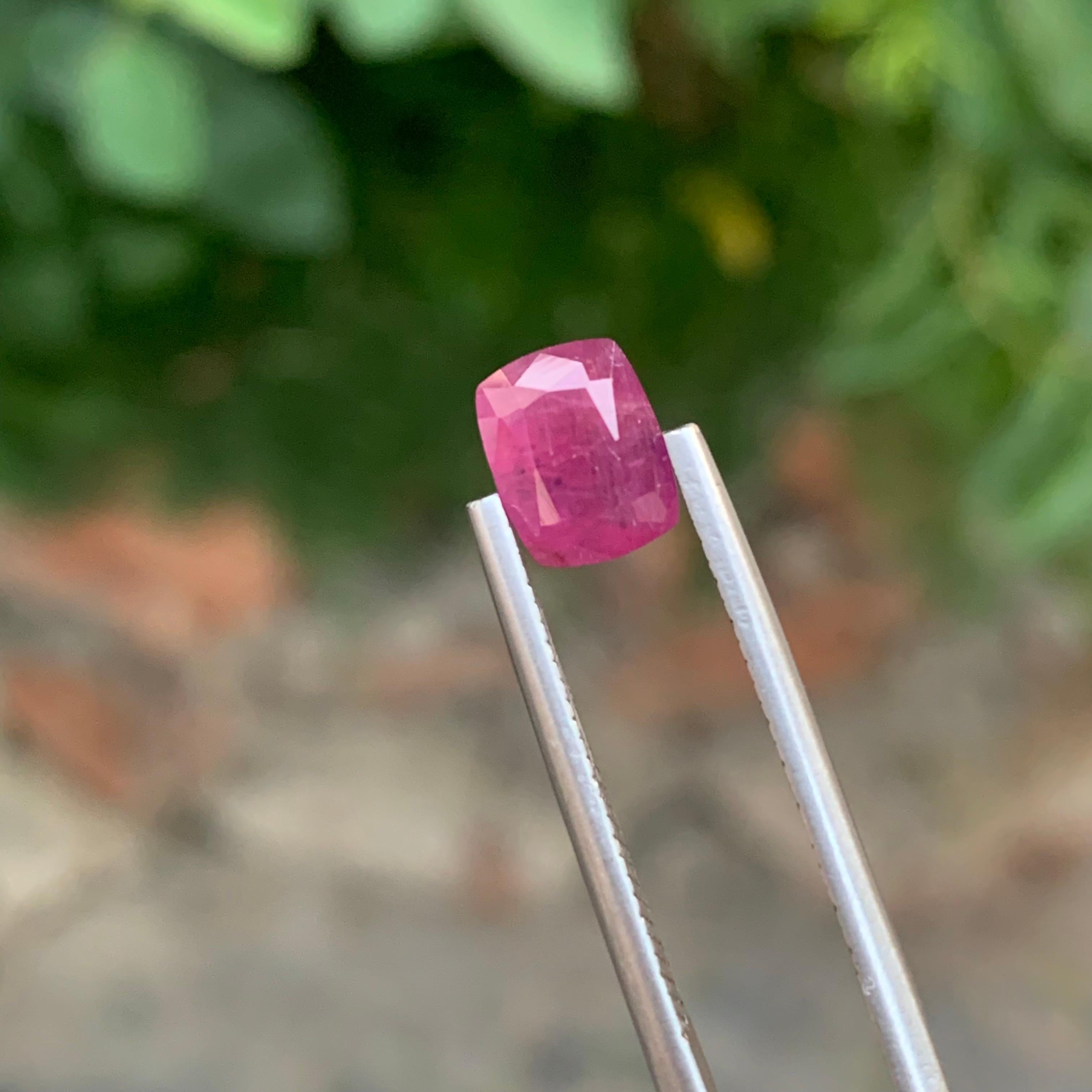 Pierre précieuse ornée de rubis facettés naturels de 1,95 carat d'Afghanistan Unisexe en vente