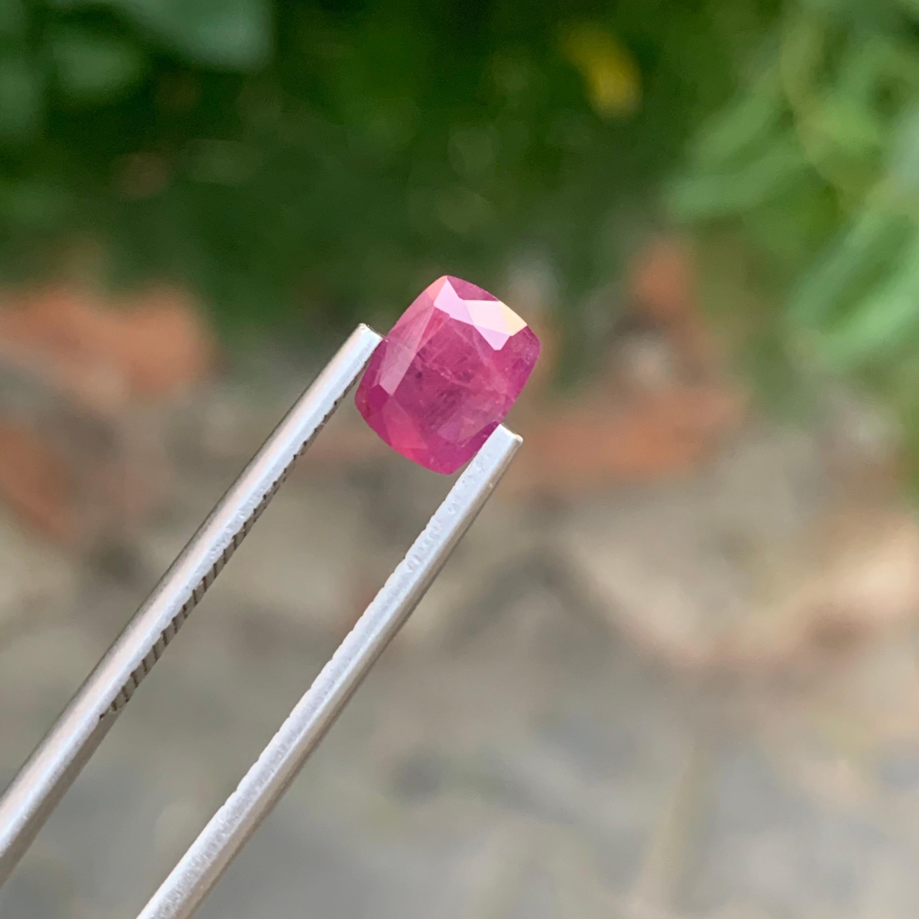 Pierre précieuse ornée de rubis facettés naturels de 1,95 carat d'Afghanistan en vente 1