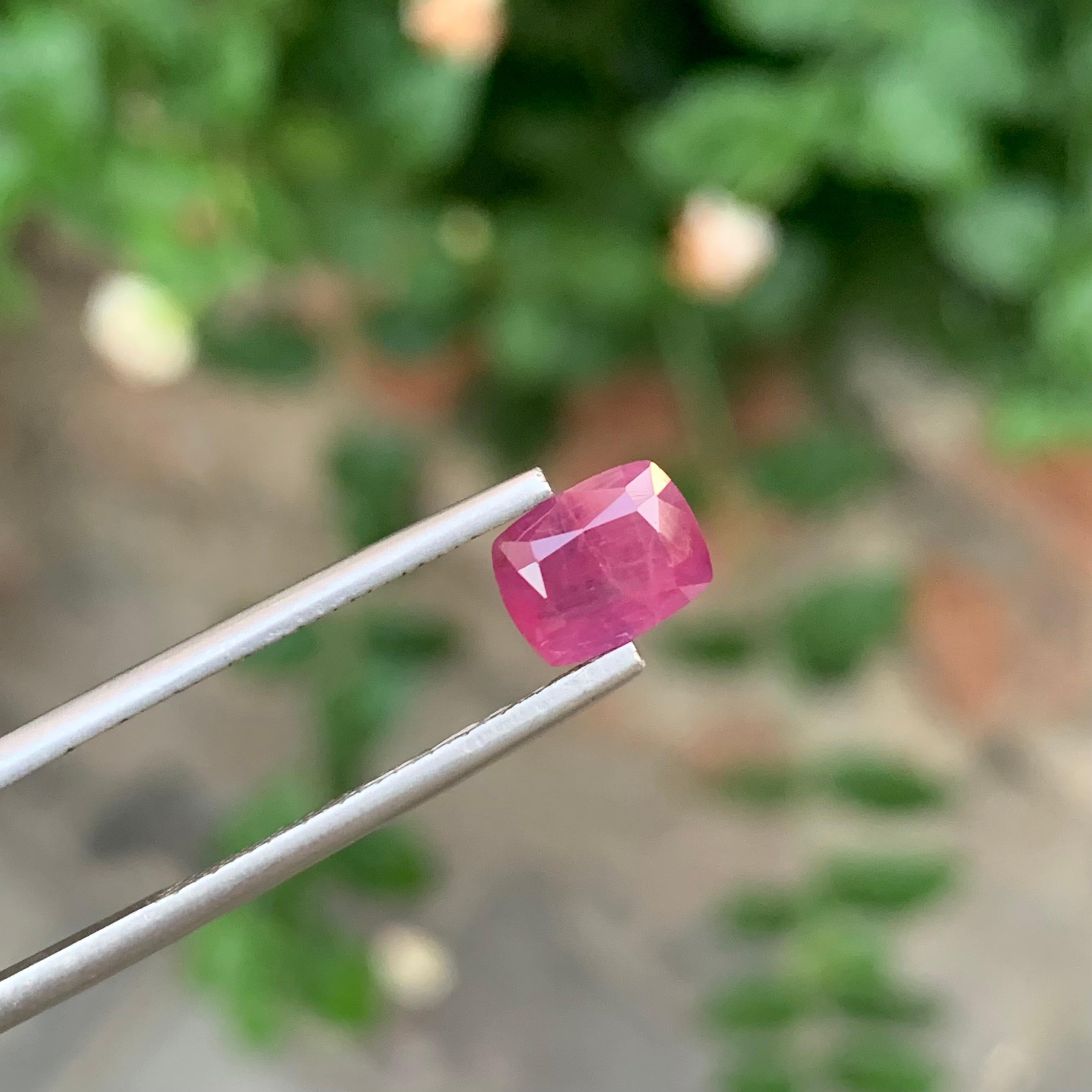 Pierre précieuse ornée de rubis facettés naturels de 1,95 carat d'Afghanistan en vente 2