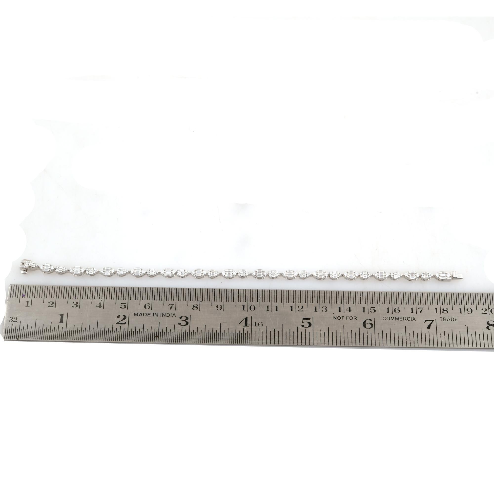 Natural 1.98 Carat SI/H Baguette Diamond Bracelet 14 Karat White Gold Jewelry In New Condition For Sale In Diera, Dubai