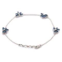Bracciale con charm floreale con zaffiro blu naturale da 1,98 carati e borchie in oro bianco 18 carati