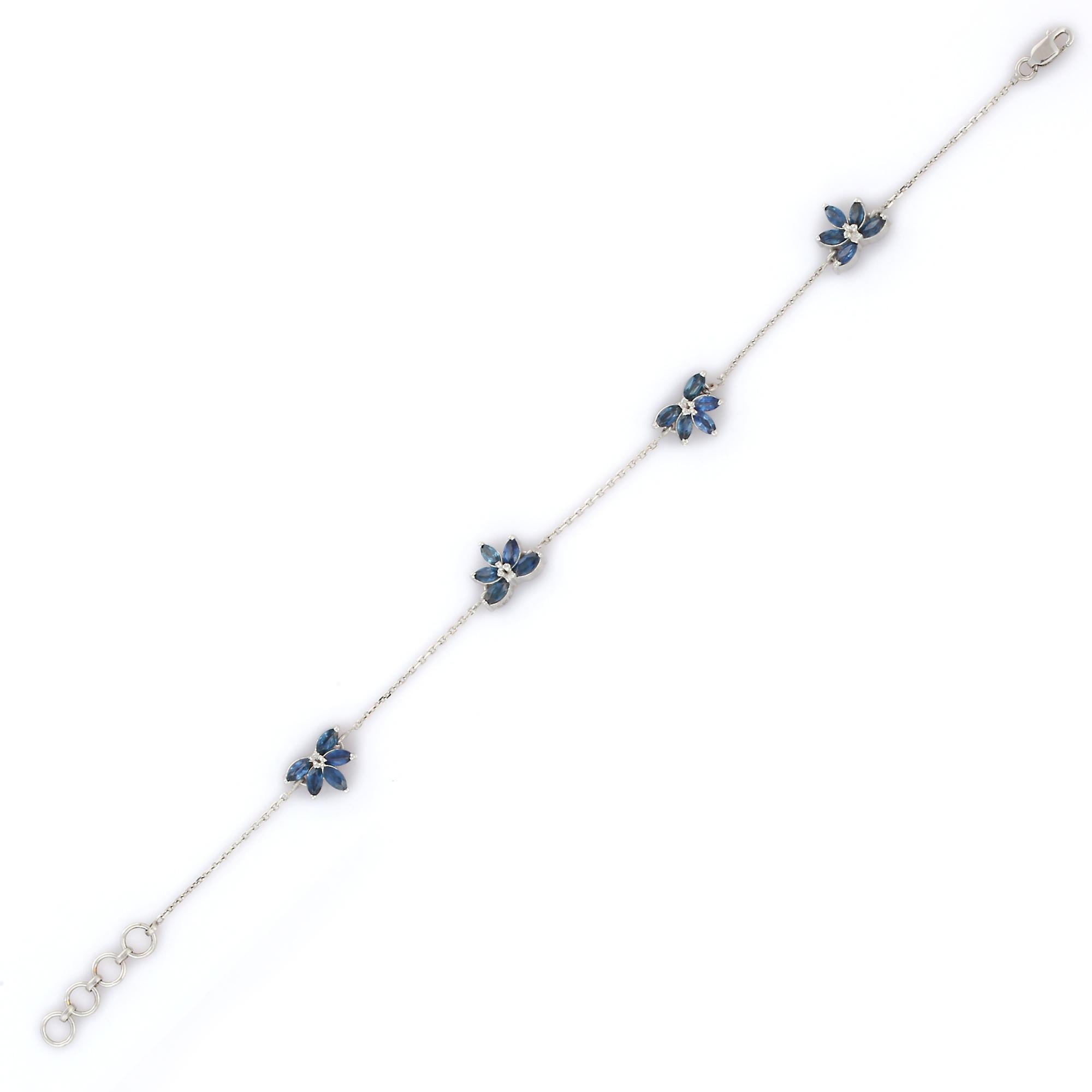 Contemporain Bracelet à breloques à fleurs en or blanc 18 carats avec saphir bleu naturel de 1,98 carat en vente