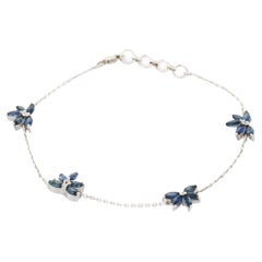 Natürliches 1,98 Karat blaues Saphir-Blumen-Charm-Armband aus 18 Karat Weißgold mit Nieten