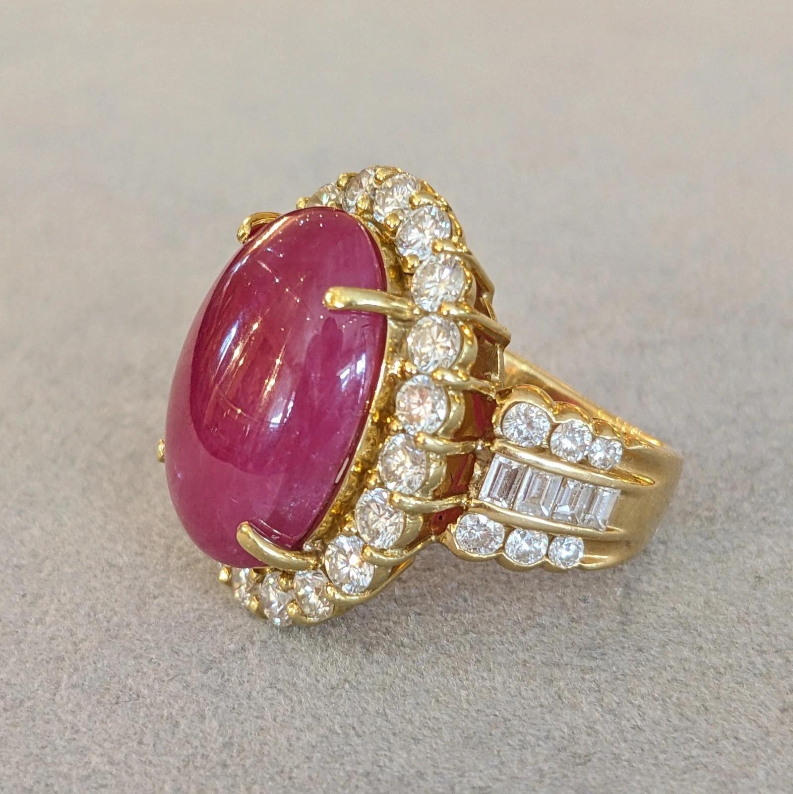Anillo de oro amarillo de 18 quilates con cabujón de rubí natural de 19,83 quilates y diamantes Cabujón en venta