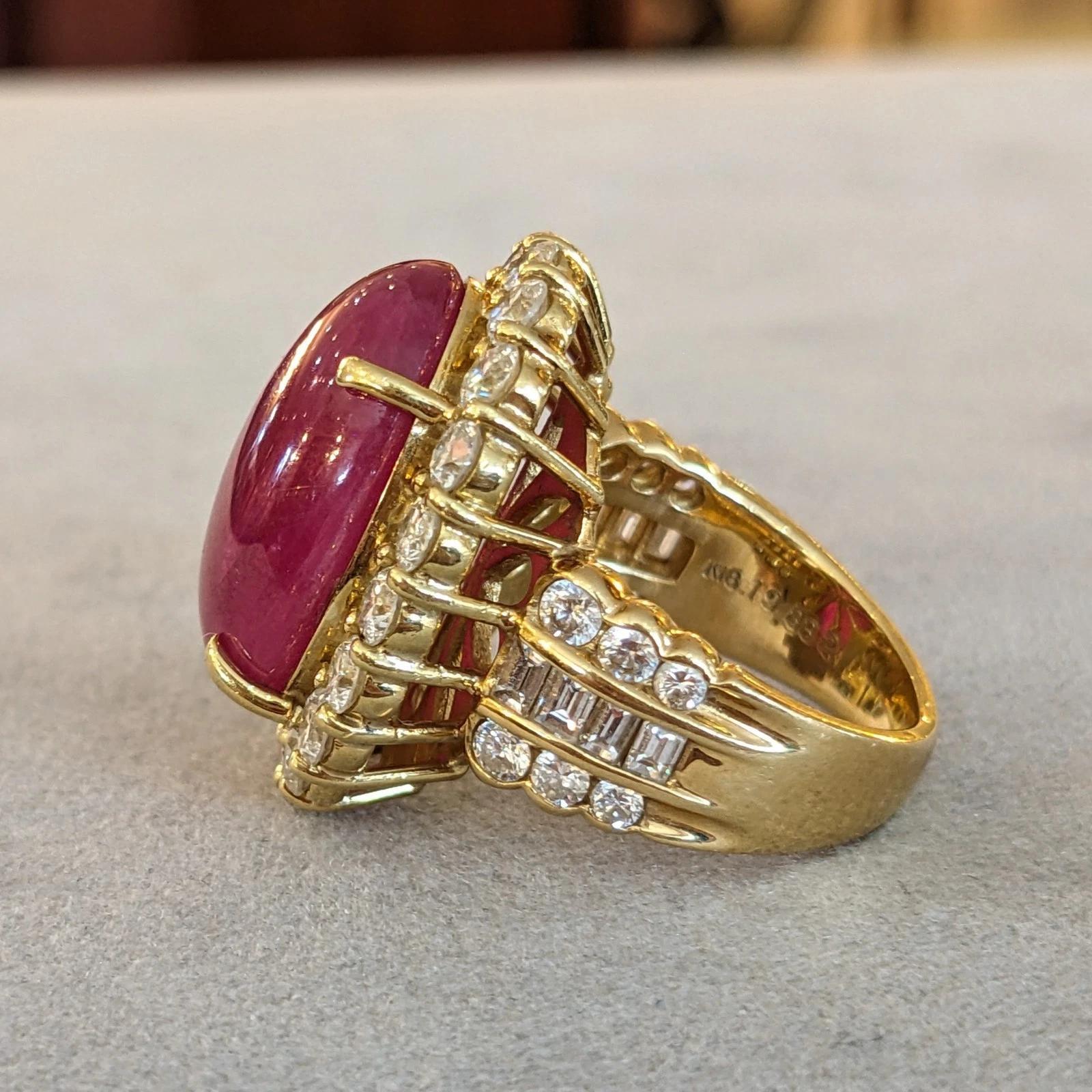 Anillo de oro amarillo de 18 quilates con cabujón de rubí natural de 19,83 quilates y diamantes en Excelente estado para la venta en La Jolla, CA