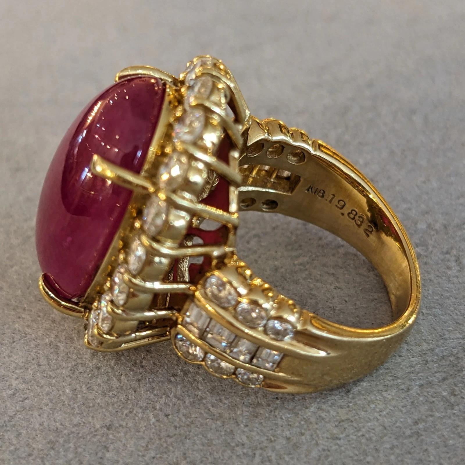 Anillo de oro amarillo de 18 quilates con cabujón de rubí natural de 19,83 quilates y diamantes en venta 1