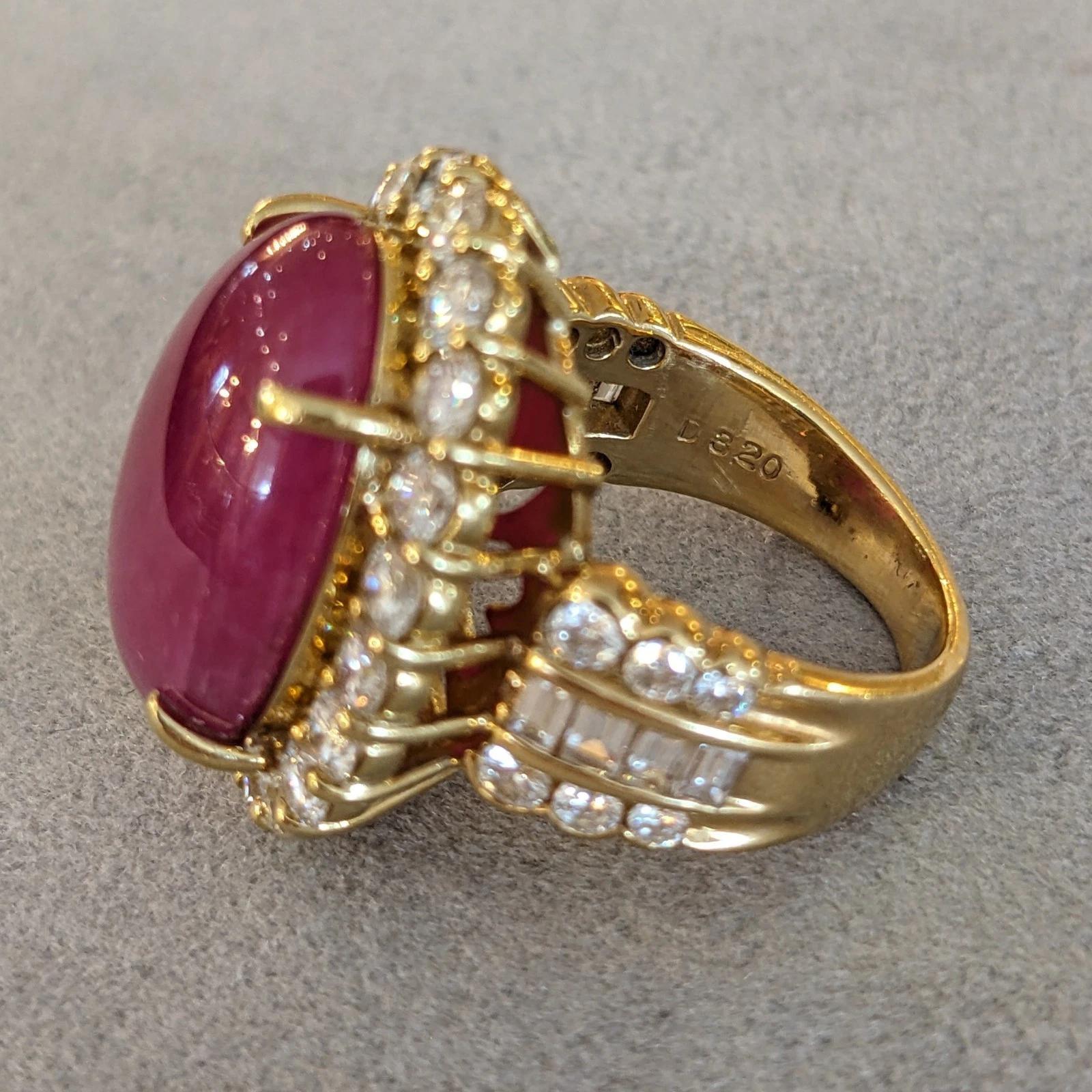 Anillo de oro amarillo de 18 quilates con cabujón de rubí natural de 19,83 quilates y diamantes en venta 2