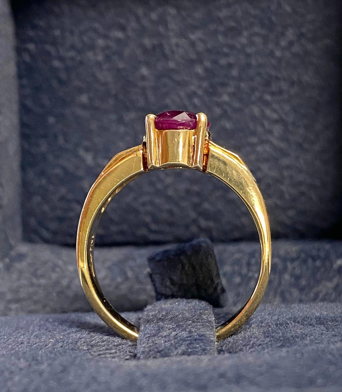 Women's Natural 2 Carat Oval Cut Ruby and Baguette Cut Diamond Sides in 18K Gold Ring For Sale