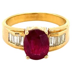Bague en or 18 carats avec rubis naturel de 2 carats de taille ovale et diamants de taille baguette sur les côtés