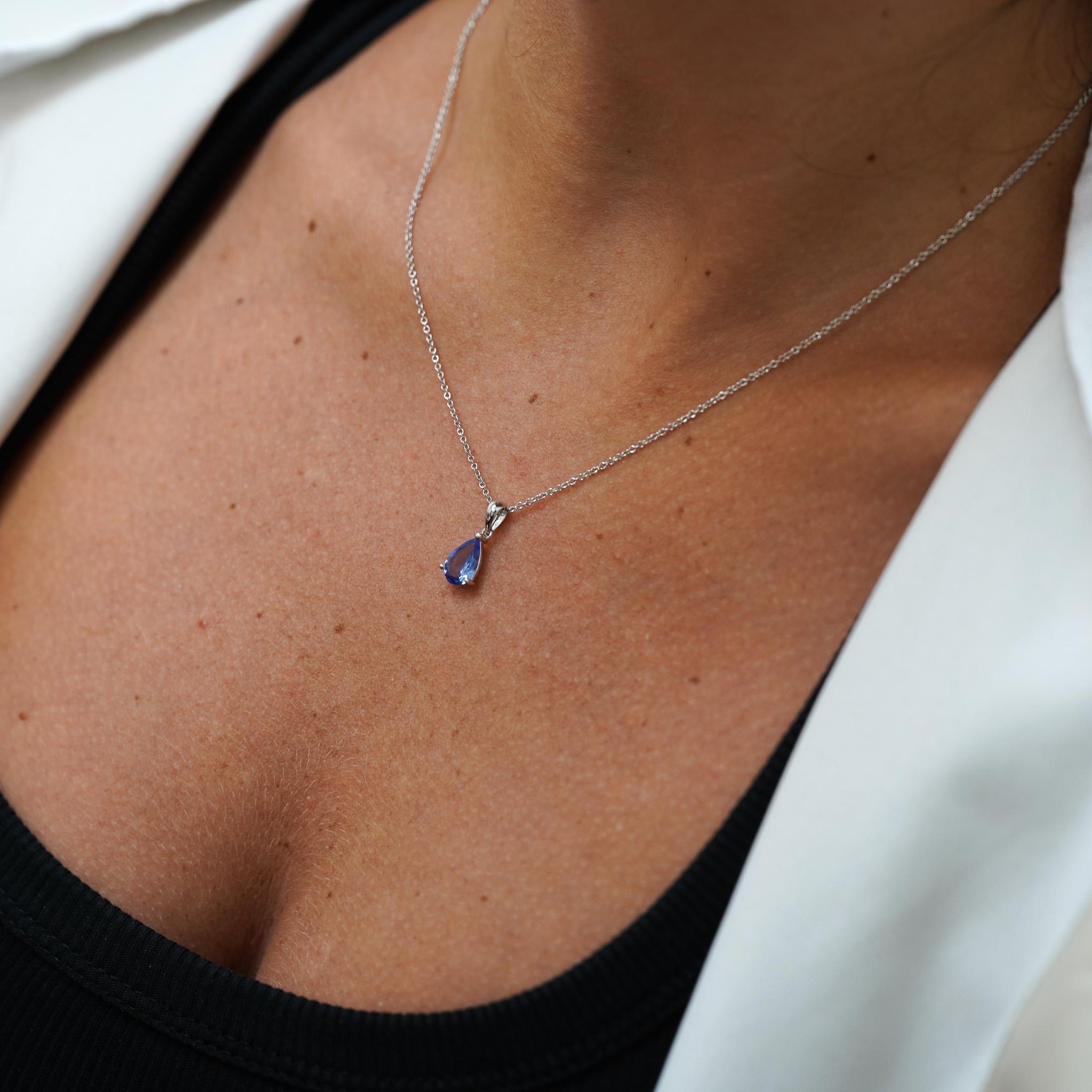 Natürliche 2 Karat Birnenschliff Tansanit in 18K Weißgold Teardrop Anhänger Halskette im Angebot 1