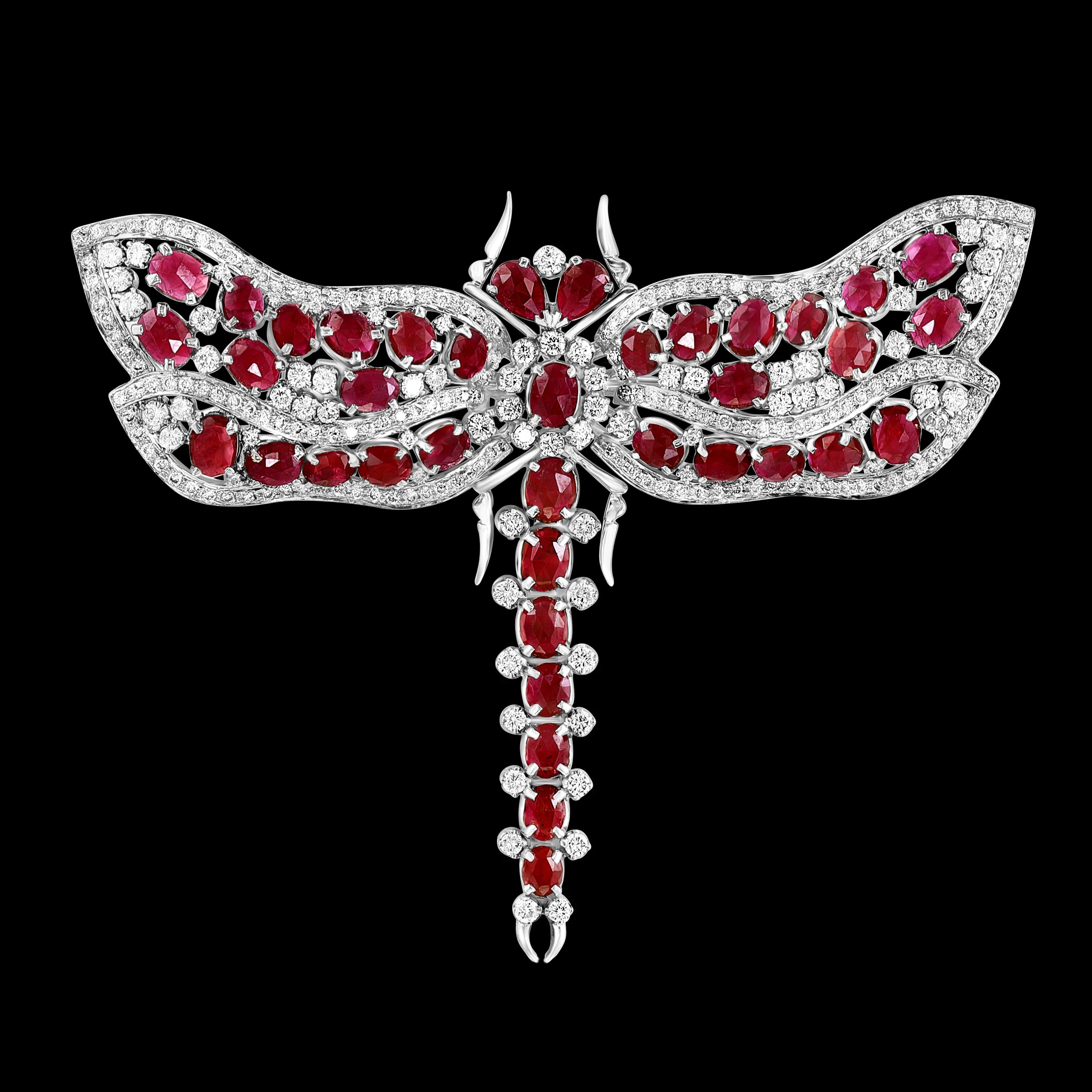 Alfiler/broche de oro blanco de 18 kt con rubí de Birmania natural de 20 ct y mariposa de diamantes de 10 ct en venta 5