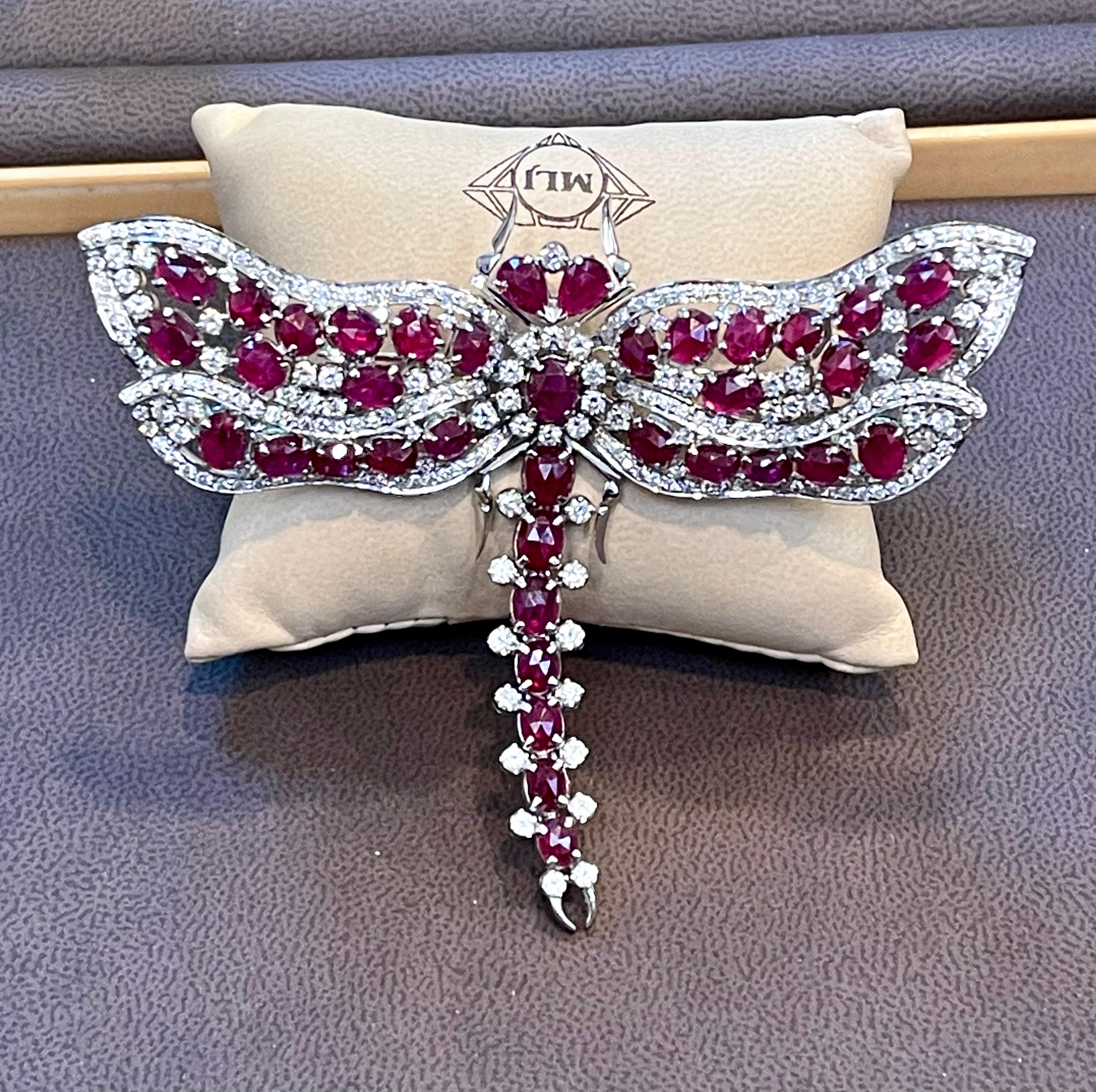 Alfiler/broche de oro blanco de 18 kt con rubí de Birmania natural de 20 ct y mariposa de diamantes de 10 ct en Excelente estado para la venta en New York, NY