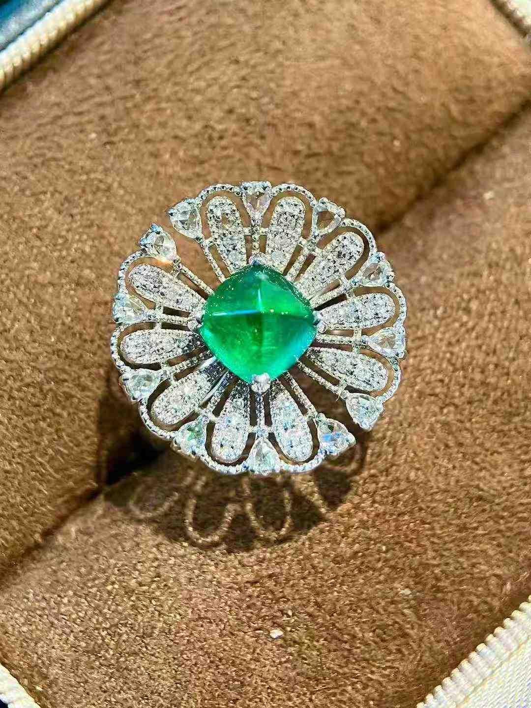 Nature 2.00 Ct Sugarloaf Cabochon Emerald Ring in Gold en vente