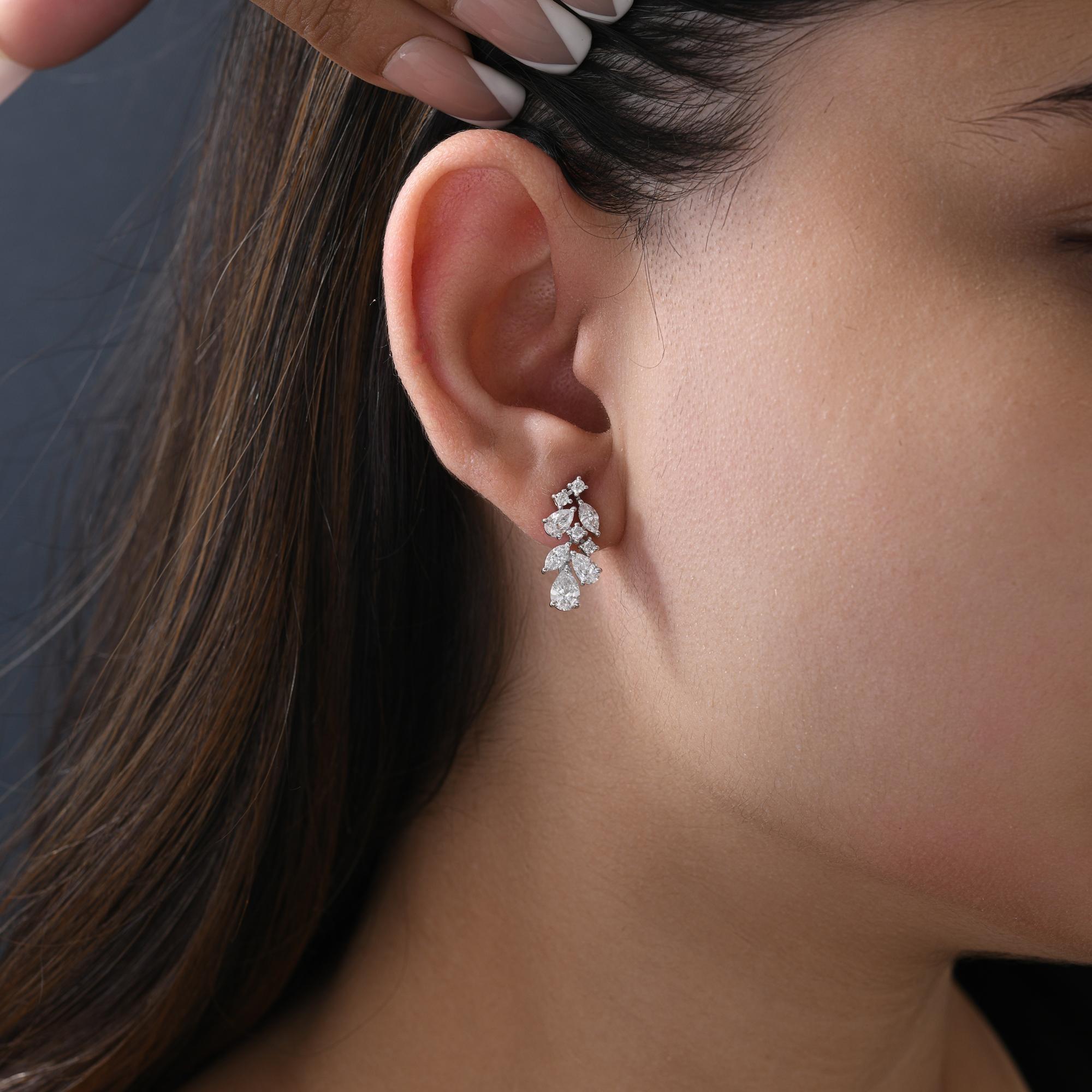 Diese Ohrringe aus Naturdiamanten bestechen durch zeitlose Raffinesse und strahlende Brillanz. Das fachmännisch aus 9 Karat Weißgold gefertigte Paar besteht aus 2,01 Karat echten, runden Diamanten im Brillantschliff und bietet ein perfektes