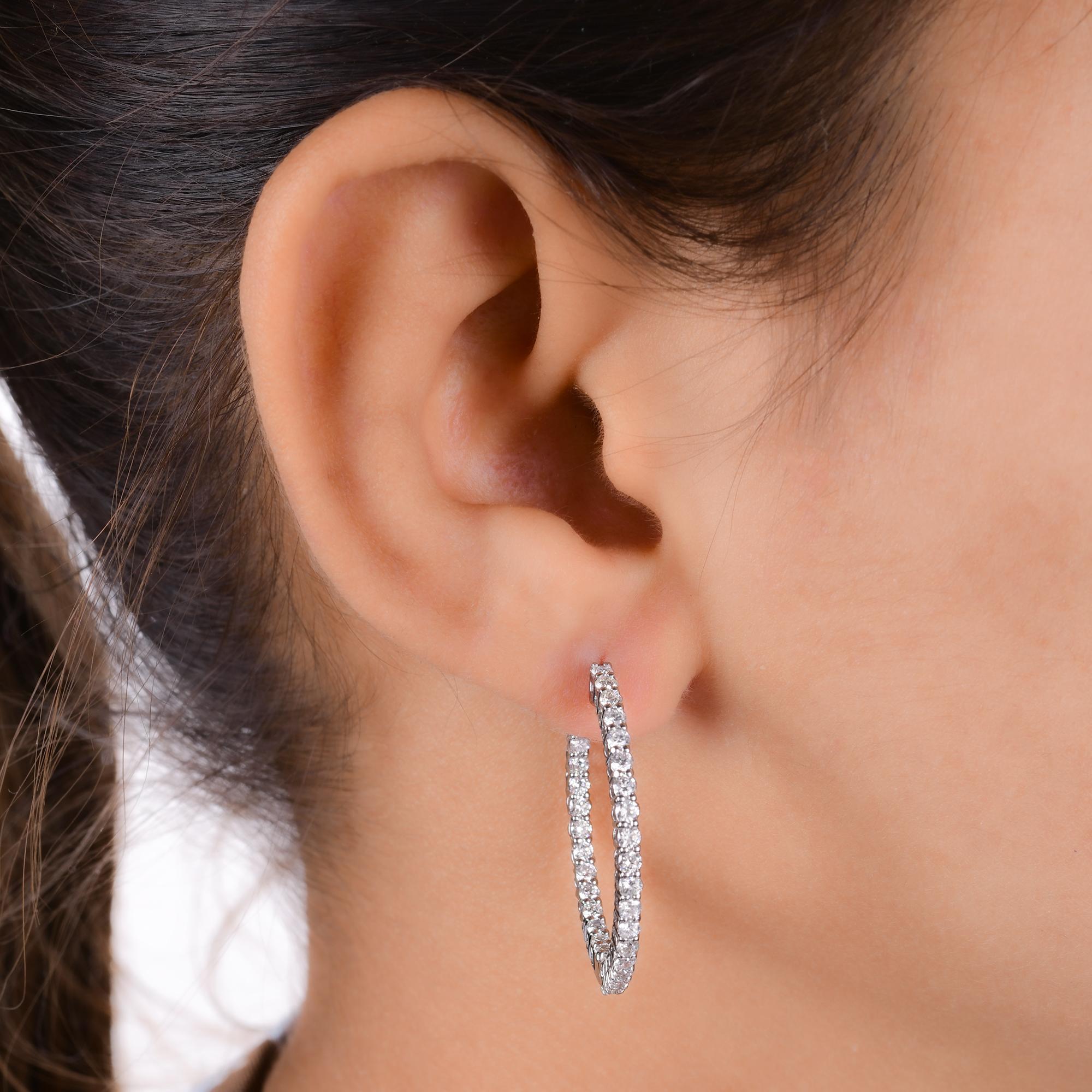 Natural 2.01Ct Round Cut Diamond Hoop Earrings 14K White Gold Tutte le tariffe sono state pagate.
Questi squisiti orecchini a cerchio sono caratterizzati da una doppia fila di diamanti rotondi a taglio brillante, incastonati sia sul lato esterno