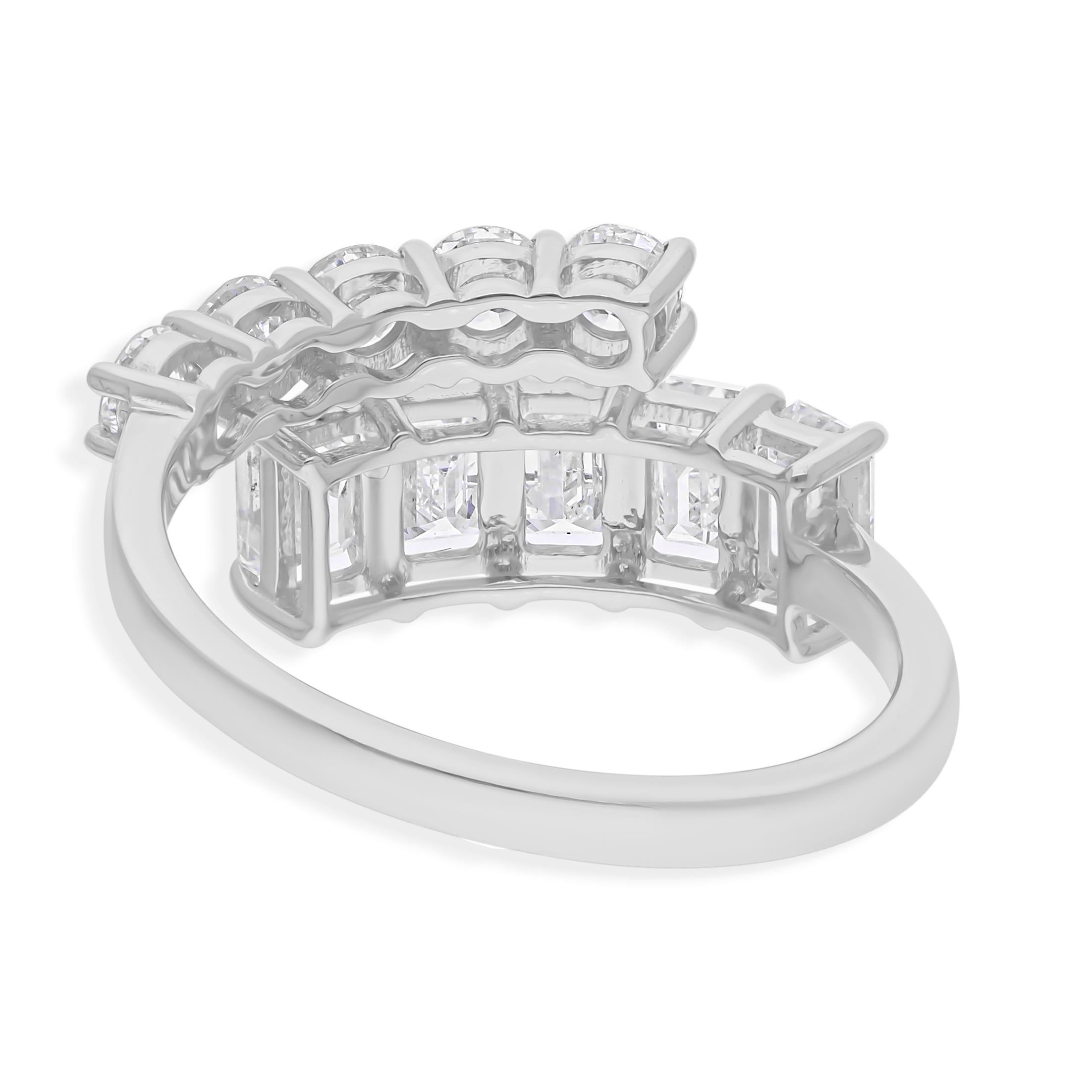 Realizzato in oro a 18 carati, questo squisito anello è impreziosito da 2,03 carati di diamanti scintillanti.

Segui la vetrina di Spectrum Jewels per vedere le ultime collezioni e i pezzi esclusivi. Spectrum Jewels è orgoglioso di essere