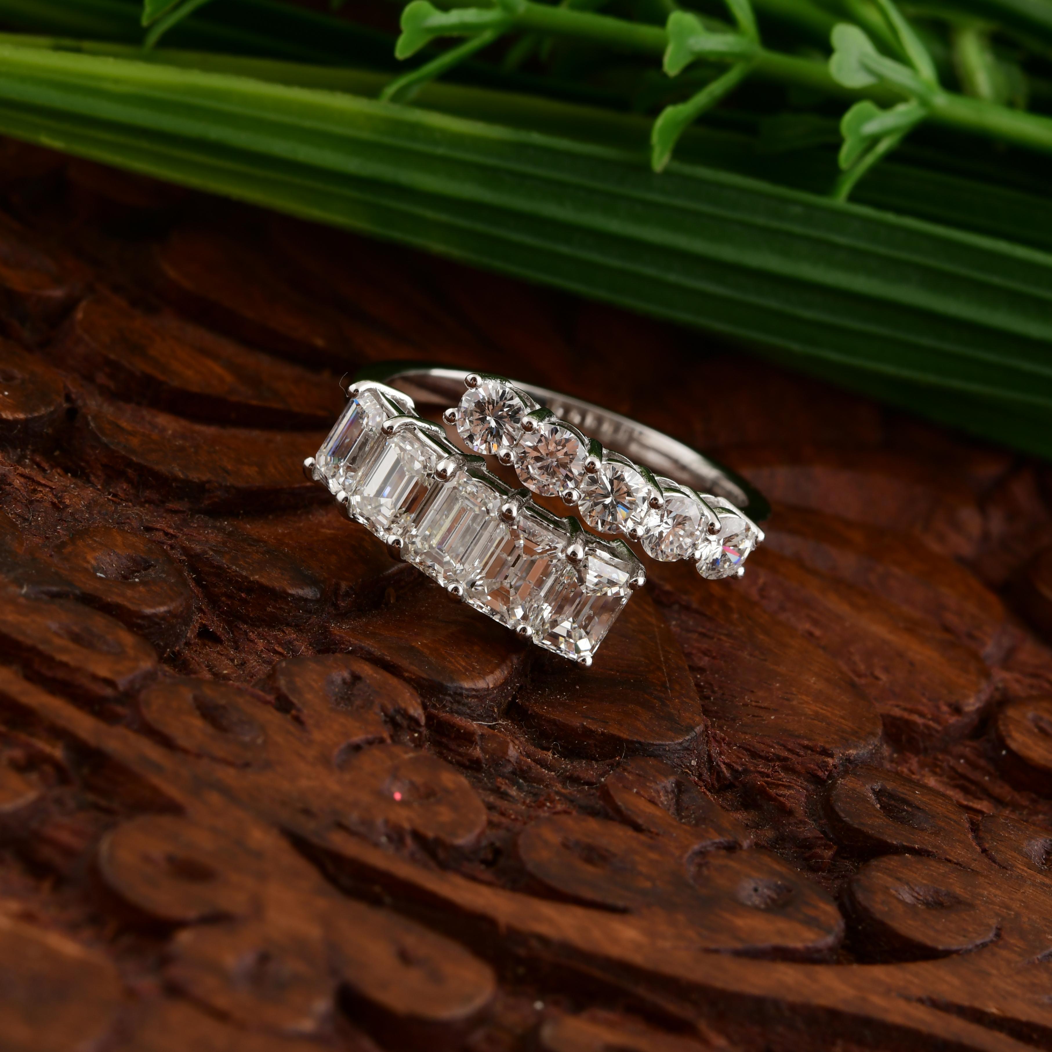 Anello a fascia con diamante taglio smeraldo rotondo naturale da 2,03 carati SI/H in oro bianco 18 carati In condizioni Nuovo in vendita a Diera, Dubai