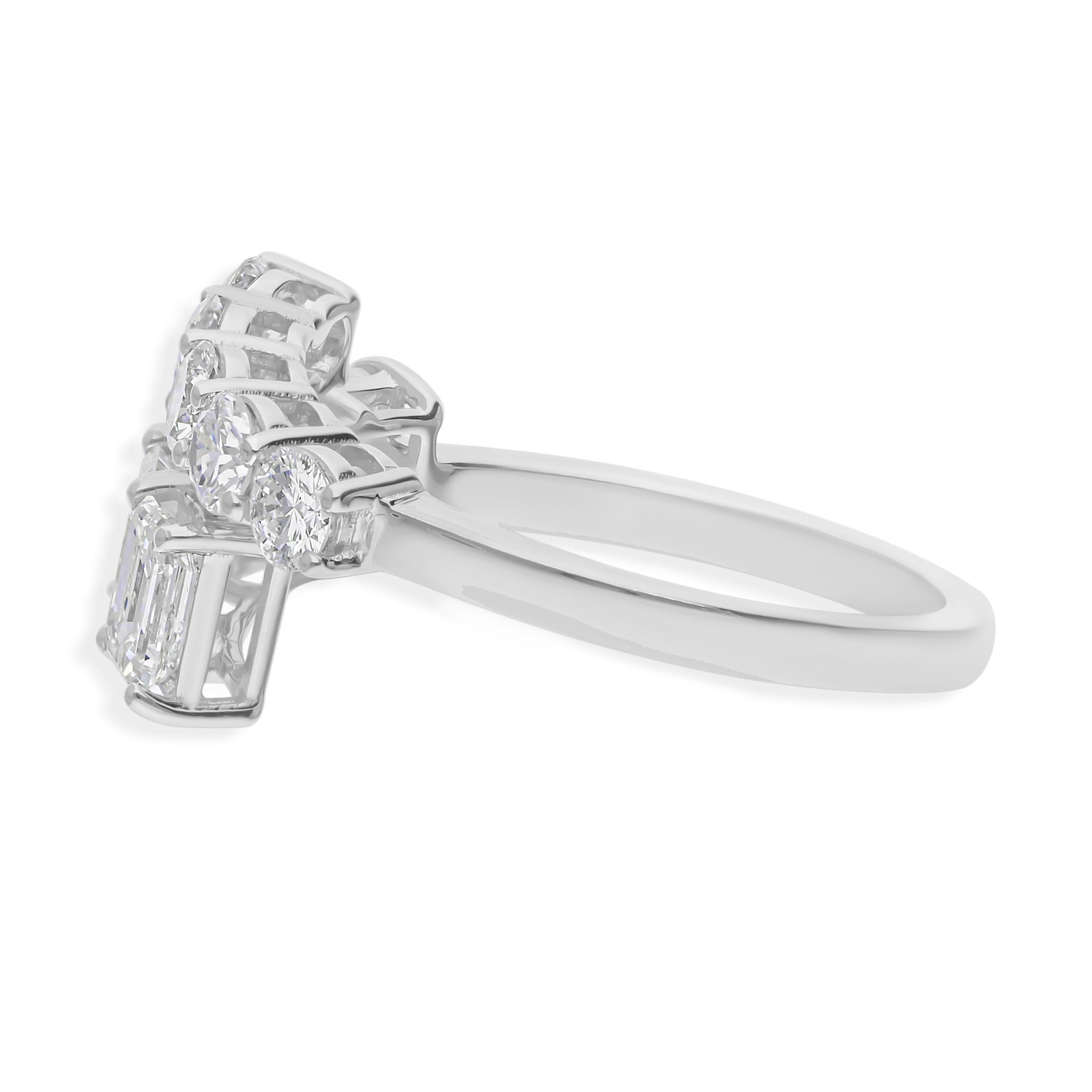 Anello a fascia con diamante taglio smeraldo rotondo naturale da 2,03 carati SI/H in oro bianco 18 carati in vendita 2