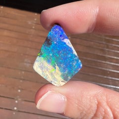 Ópalo australiano de canto rodado en forma de cometa natural de 20,39 qt extraído por Sue Cooper