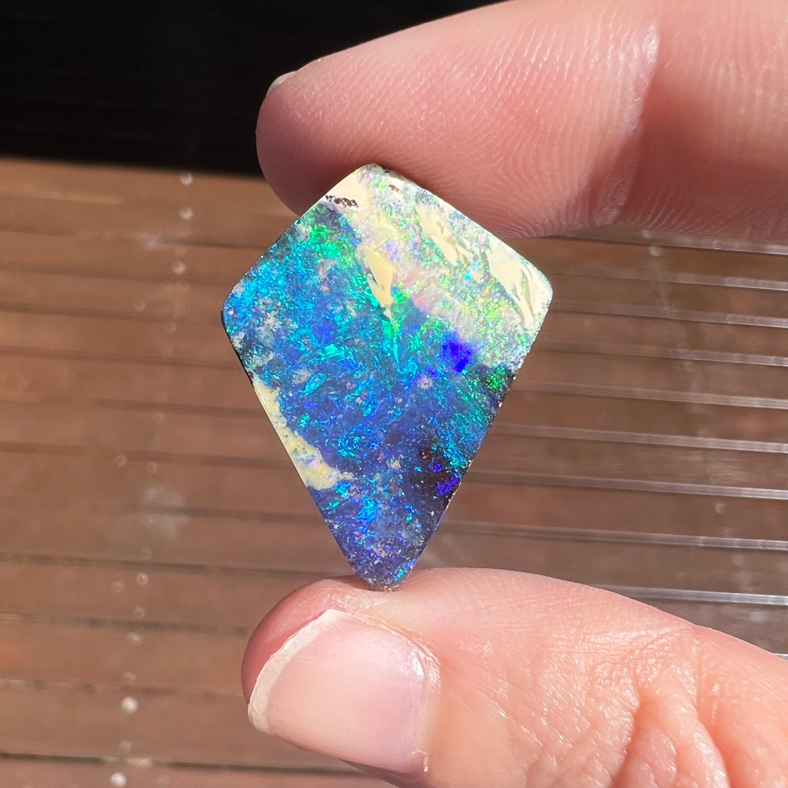 Natural 20.39 Ct Australian kite-shaped boulder opal mined by Sue Cooper In New Condition For Sale In BELCONNEN, ACT