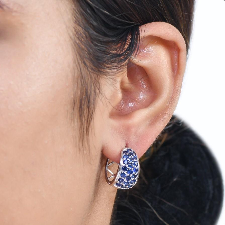 Pendientes aros gran zafiro azul engastado oro  Pendientes aros planos talla redonda zafiro azul natural oro  Pendientes con zafiro azul engastado

DETALLES DE LA GEMA :
Piedra : Zafiro Azul
✦ Tipo de piedra preciosa : Natural
✦ Tamaño de la gema :