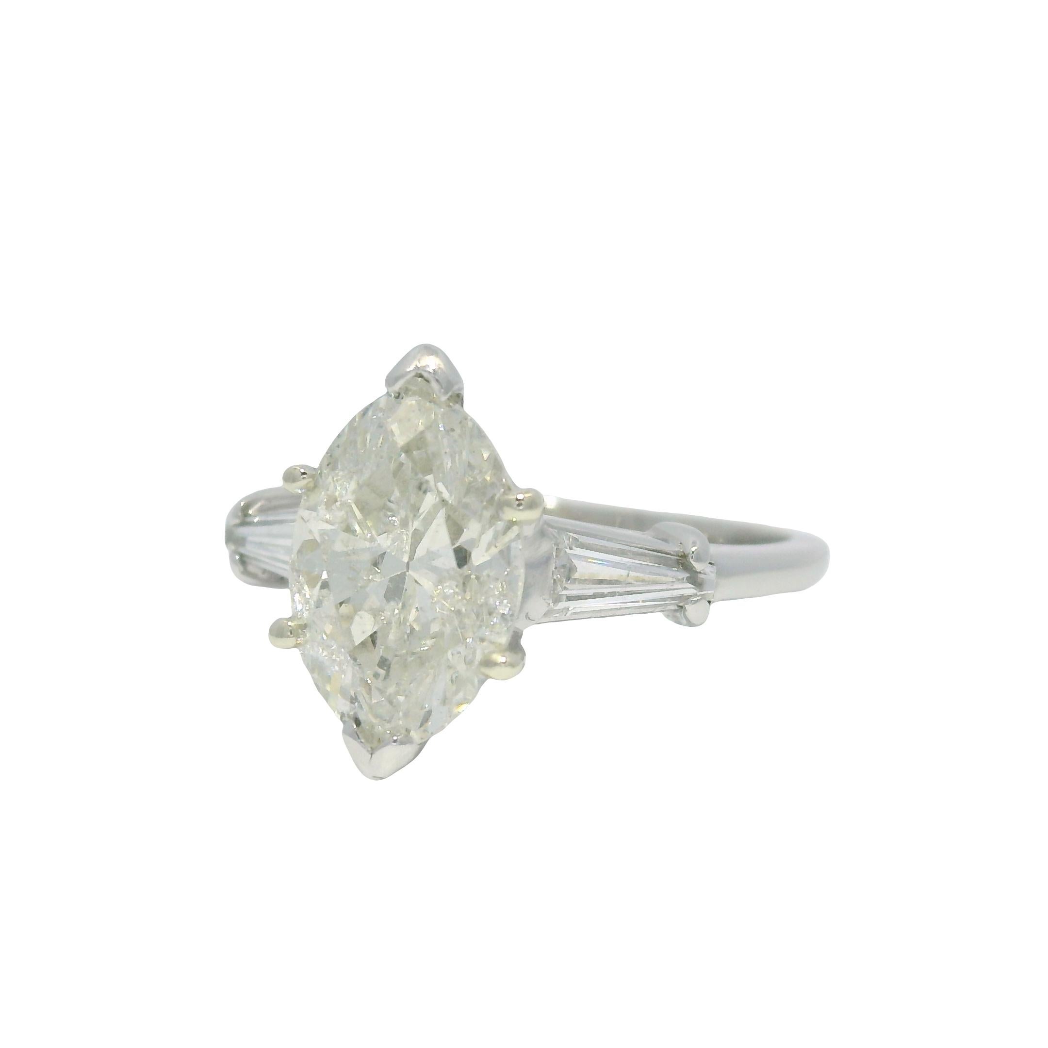 Anello di fidanzamento in platino con diamante marquise da 2,10 carati Nature in stock In condizioni ottime in vendita a Boca Raton, FL