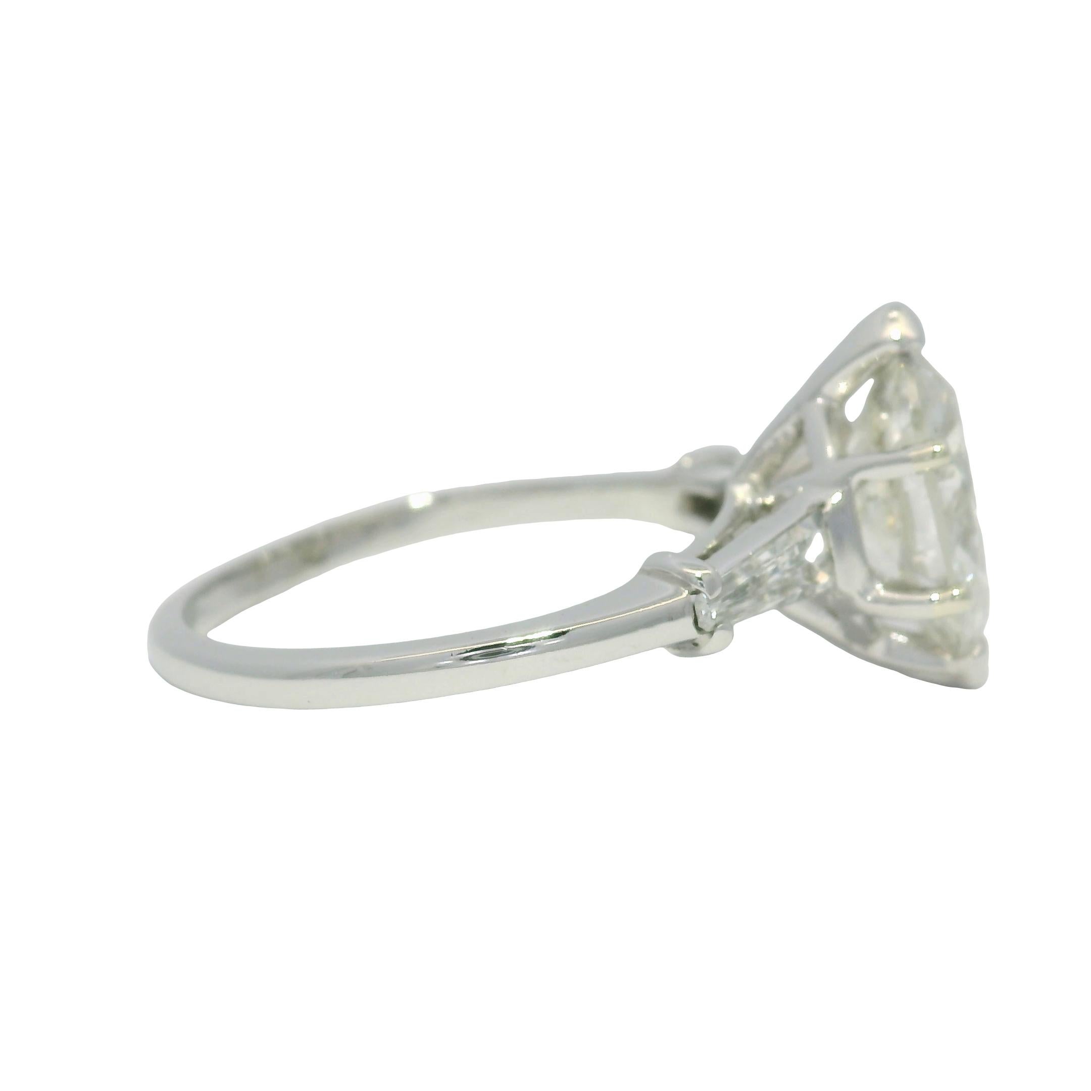 Taglio marquise Anello di fidanzamento in platino con diamante marquise da 2,10 carati Nature in stock in vendita