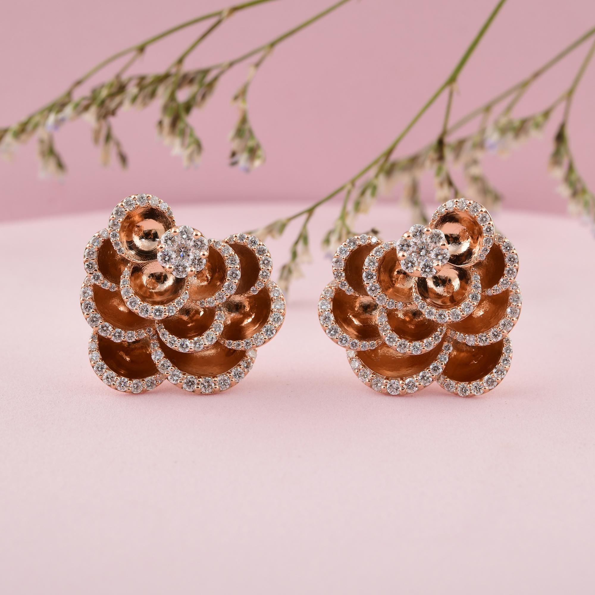 Coulées dans de l'or 14 carats, ces boucles d'oreilles exquises sont serties de 2,10 carats de diamants étincelants.

Suivez la vitrine de Spectrum Jewels pour découvrir la dernière collection et les pièces exclusives. Spectrum Jewels est fièrement