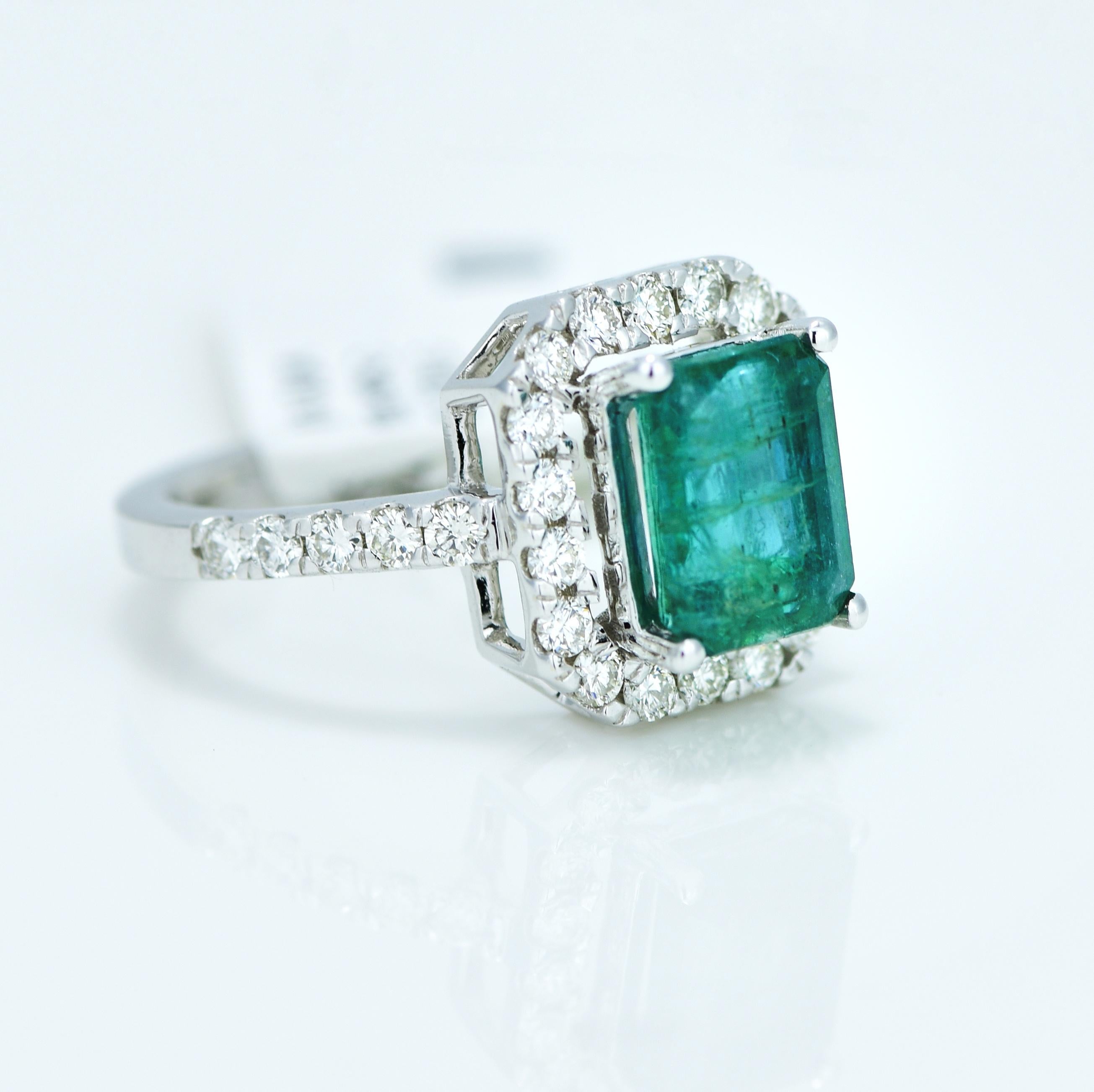 Natural 2.11 Carat Green Emerald and Diamond Ring In New Condition For Sale In Vadgam, IN