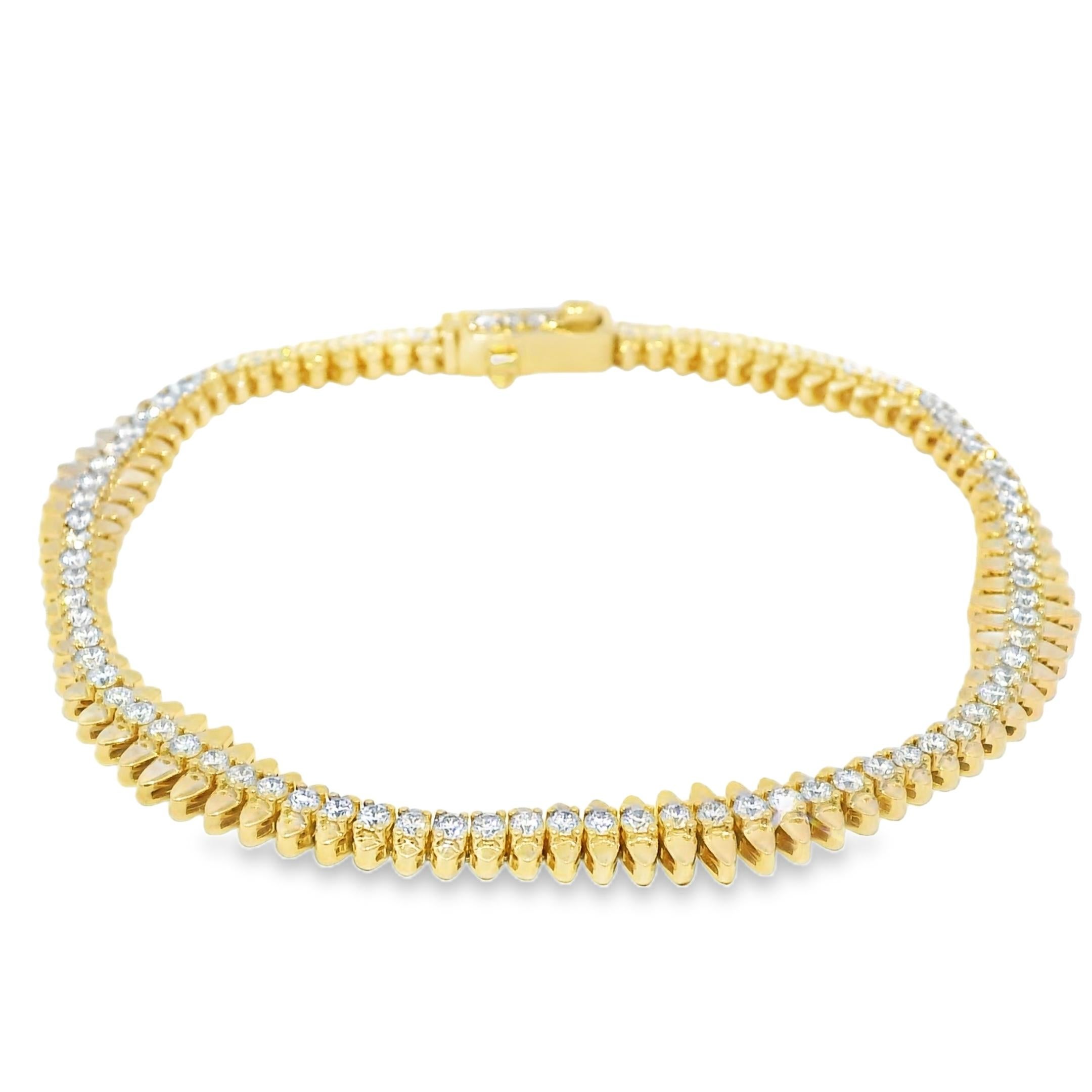 Pulsera de oro amarillo de 14 quilates con diamantes naturales de 2,12 quilates en punta

¡También tenemos el collar de diamantes a juego para completar tu look! 

Producto: Pulsera de diamantes naturales con borde en punta
Material: oro Amarillo