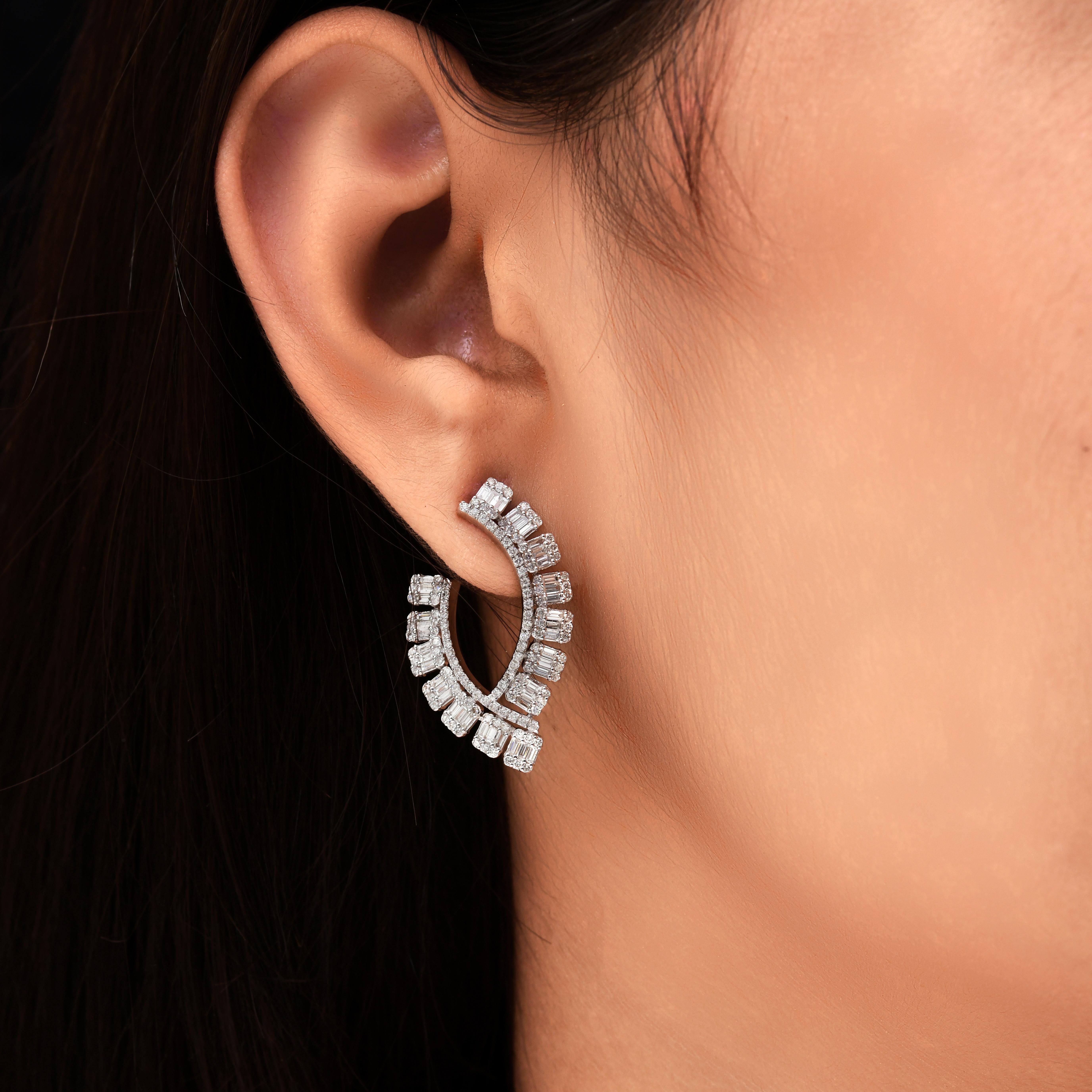 Natural 2.15 Carat SI/H Baguette Diamond Earrings 18 Karat White Gold Jewelry In New Condition For Sale In Diera, Dubai