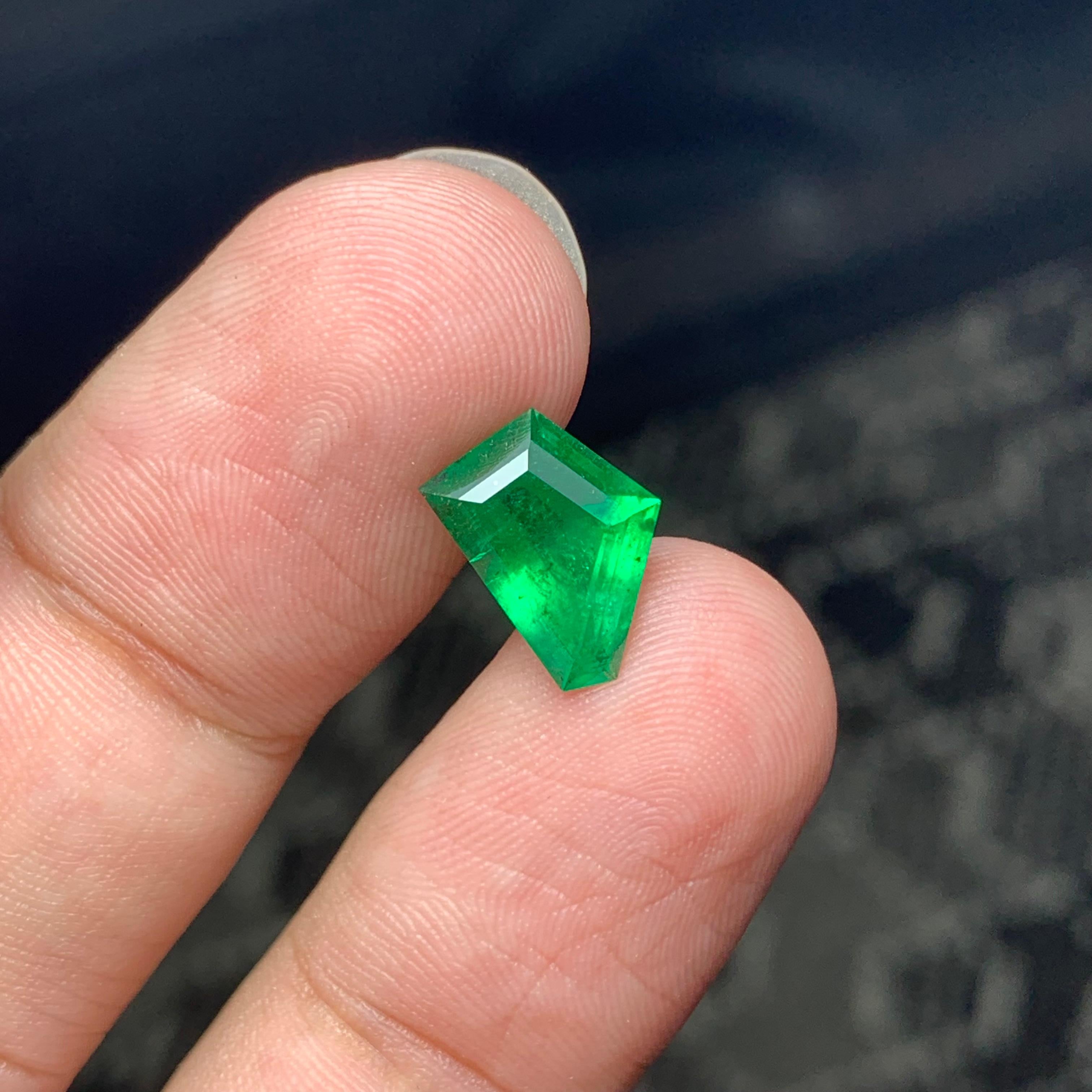 AAA Qualität 2,15 Karat Trapezschliff Loser Smaragd Edelstein aus Swat Mine, Pakistan im Zustand „Neu“ im Angebot in Peshawar, PK