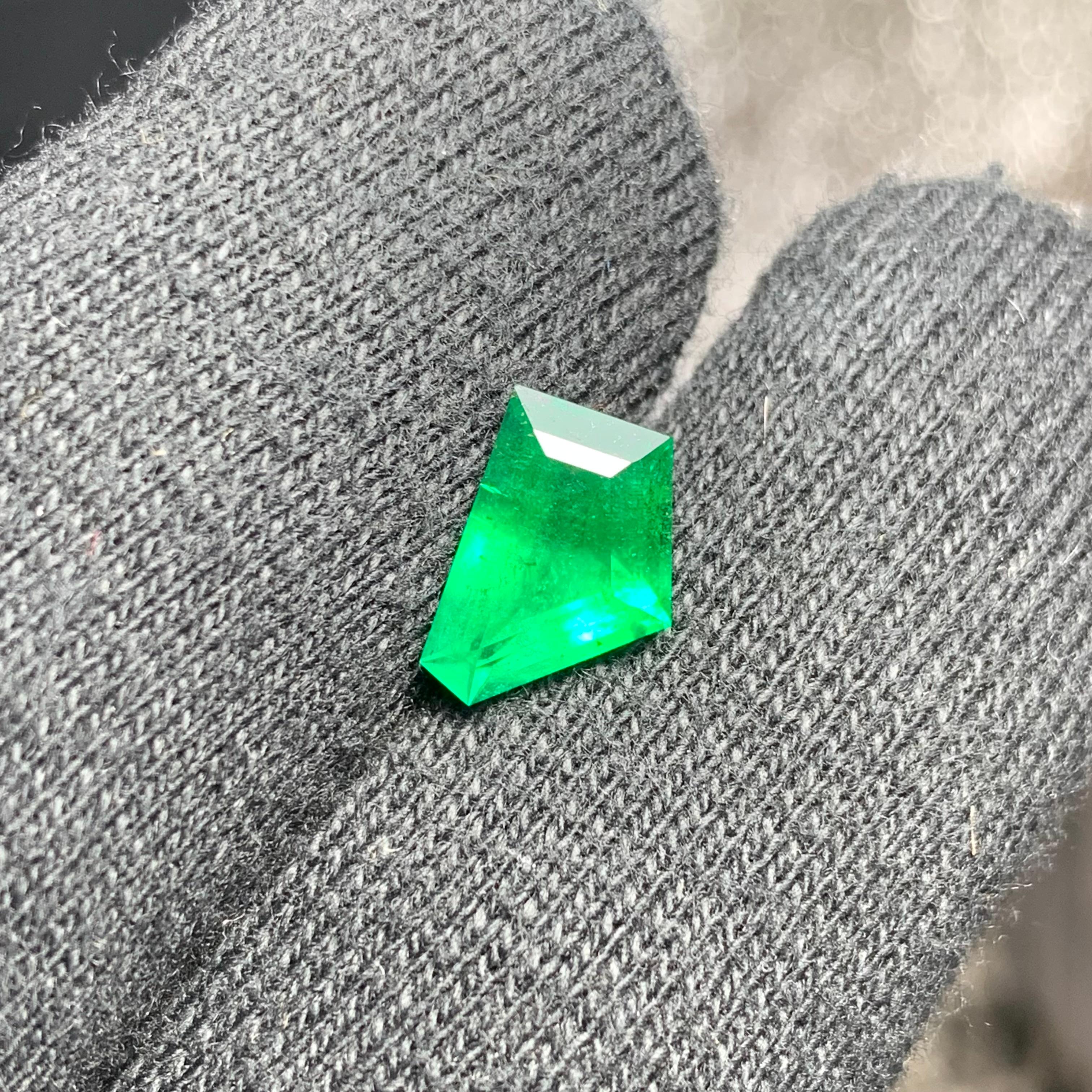 AAA Qualität 2,15 Karat Trapezschliff Loser Smaragd Edelstein aus Swat Mine, Pakistan im Angebot 1
