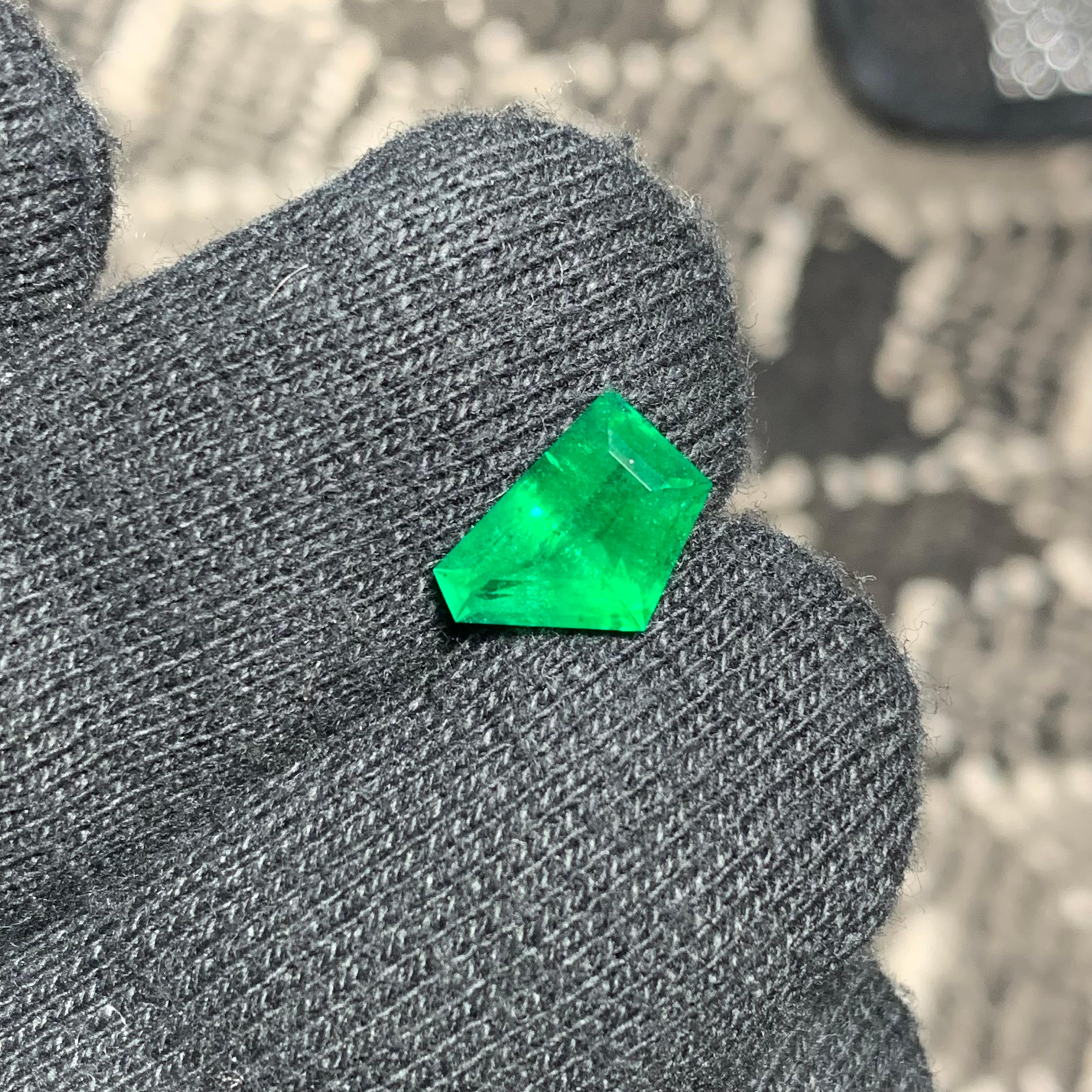 AAA Qualität 2,15 Karat Trapezschliff Loser Smaragd Edelstein aus Swat Mine, Pakistan im Angebot 2