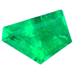 Émeraude de 2,15 carats, taille trapézoïdale, de qualité AAA, provenant d'une mine de Swat, Pakistan