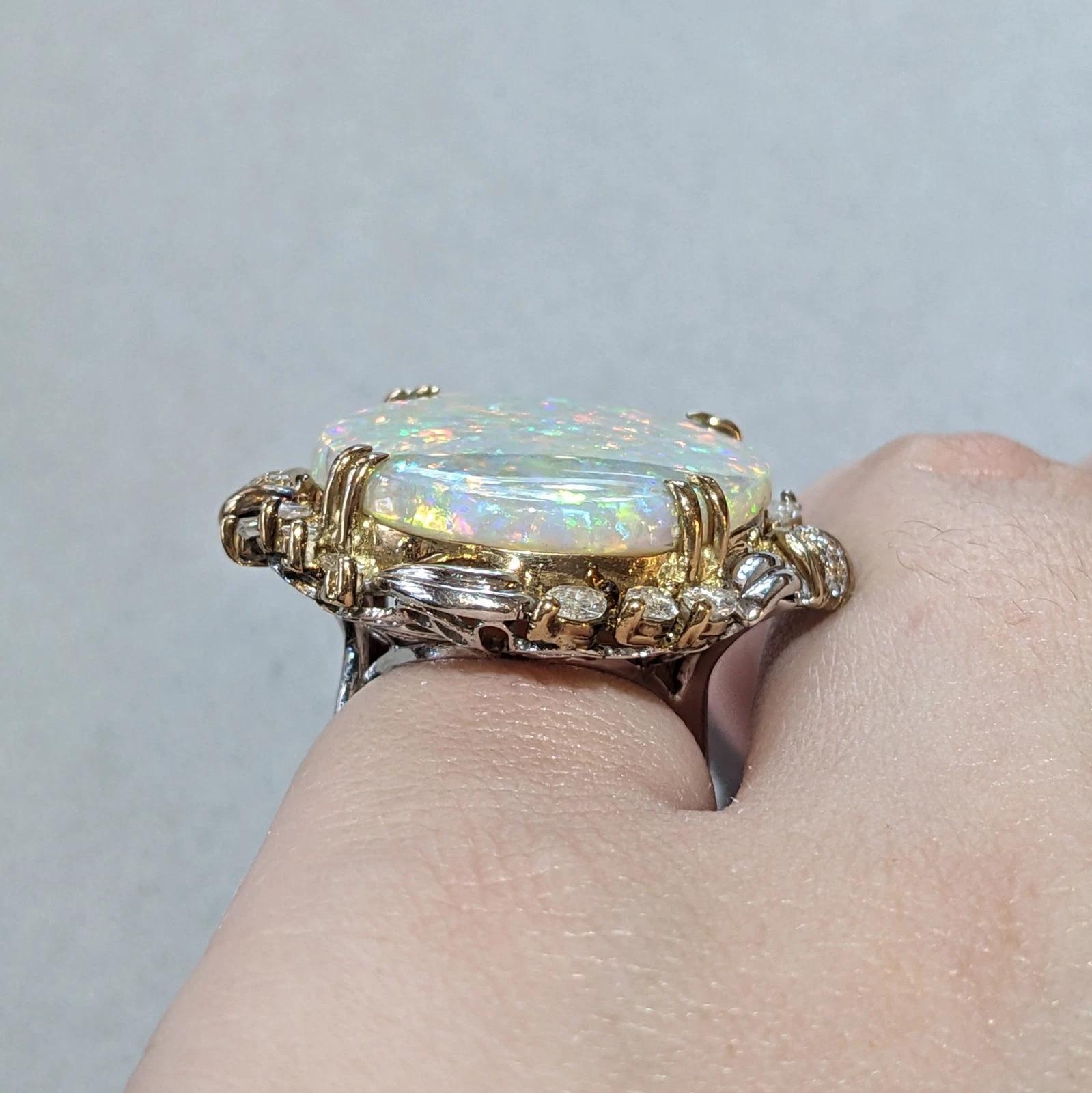 Taille ovale Bague en platine et or jaune 18k avec opale naturelle de 22,69 ct et diamant en vente