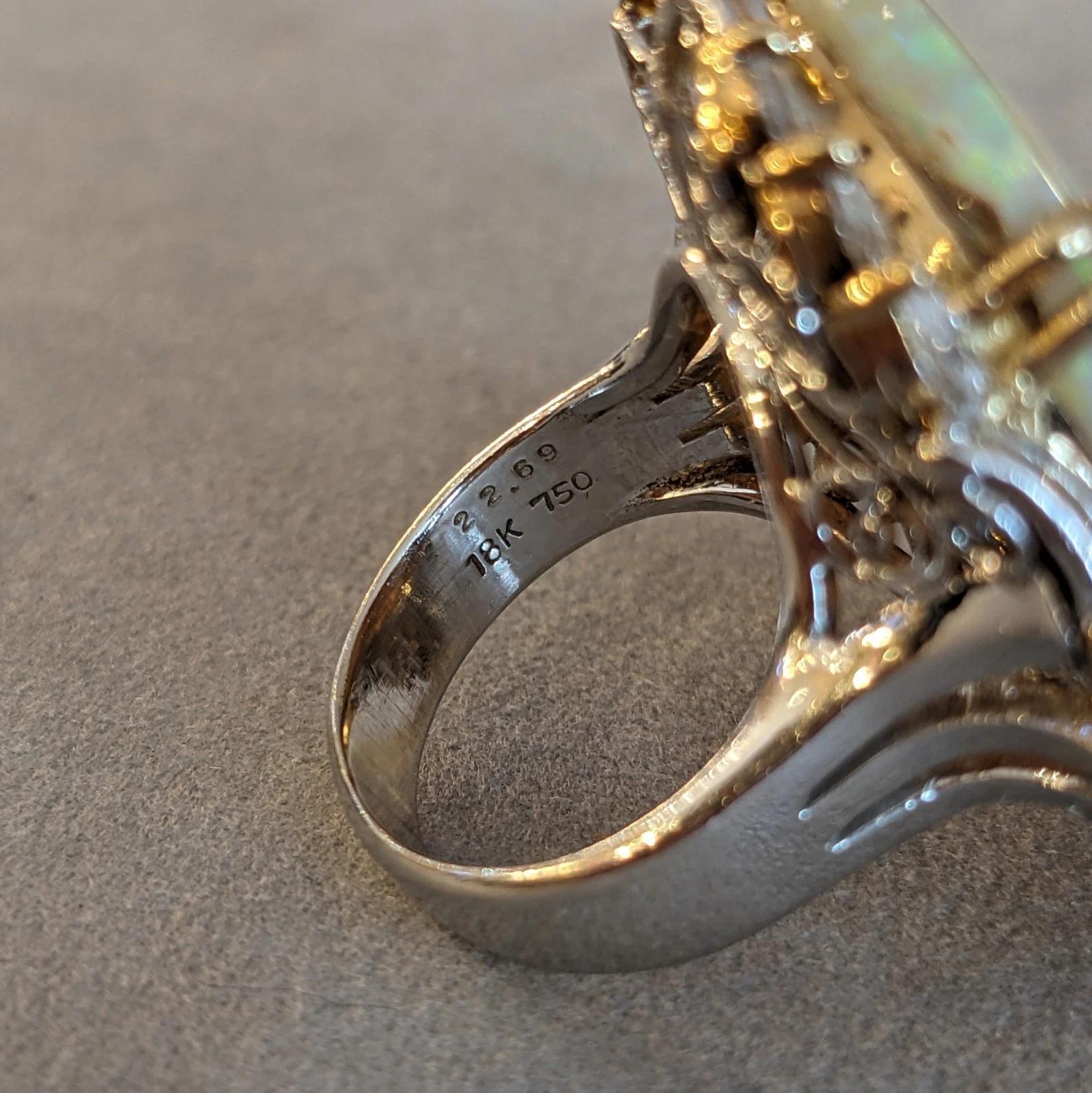 Bague en platine et or jaune 18k avec opale naturelle de 22,69 ct et diamant en vente 3