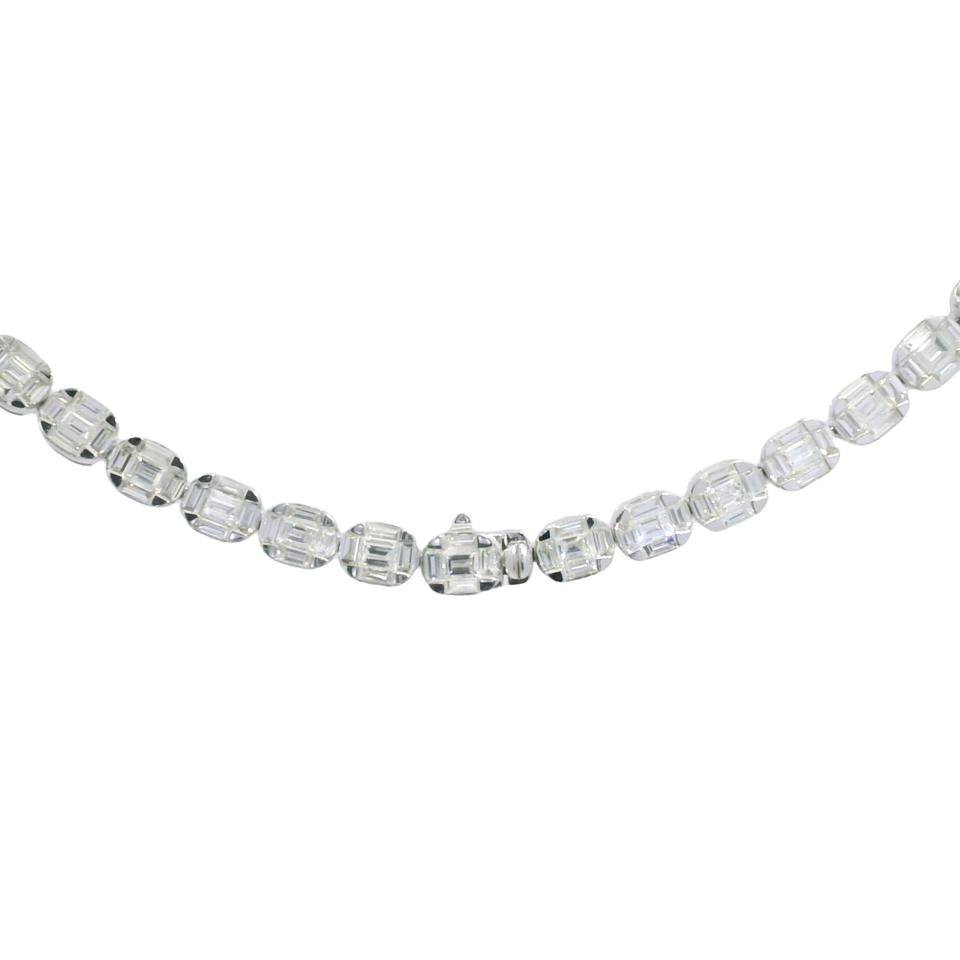 Natural 22.97 Carat Diamond Mosaic 3-Strand 18-Karat Necklace En Stock Corte redondo en venta