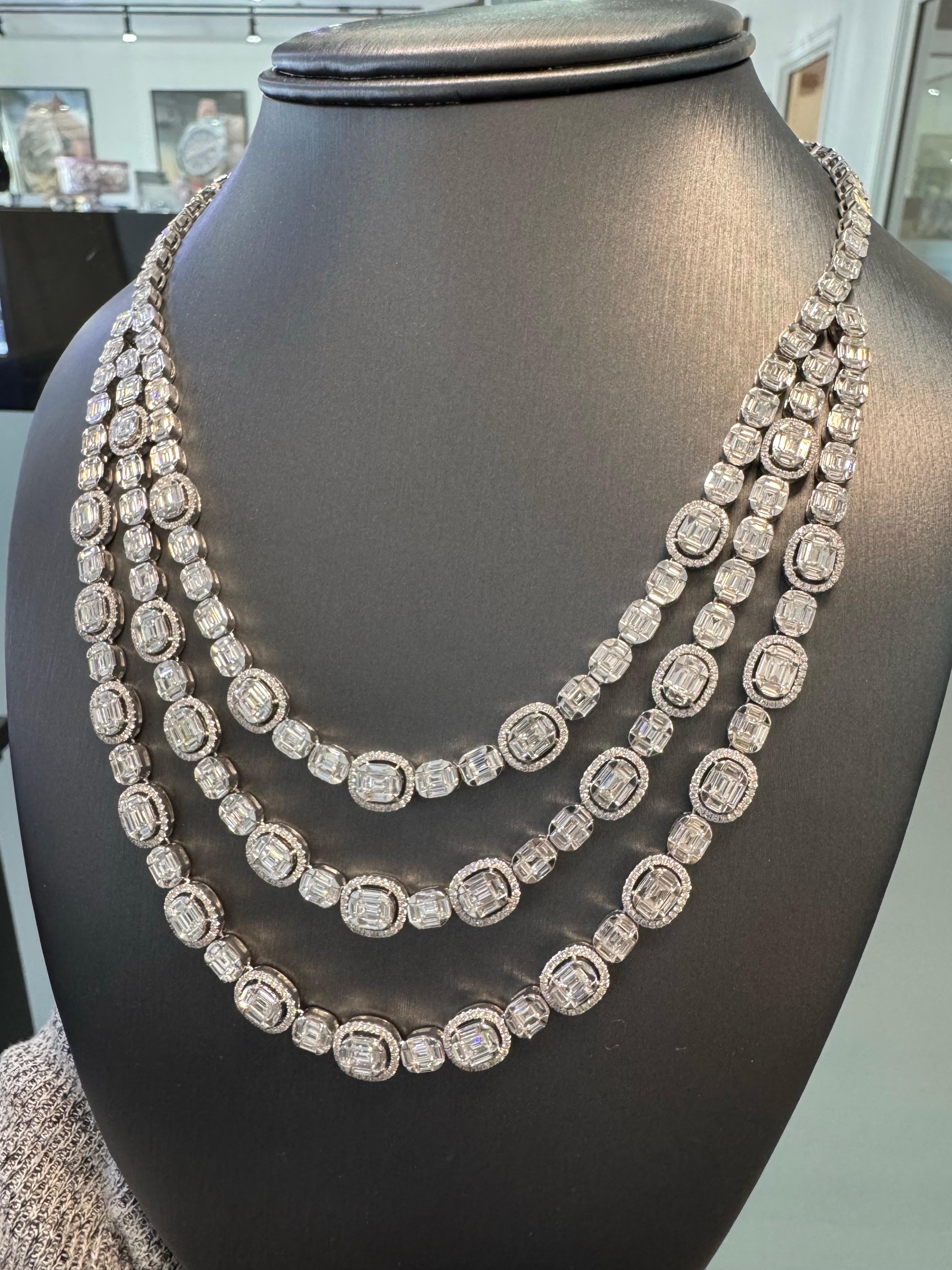 Natural 22.97 Carat Diamond Mosaic 3-Strand 18-Karat Necklace En Stock en venta 1