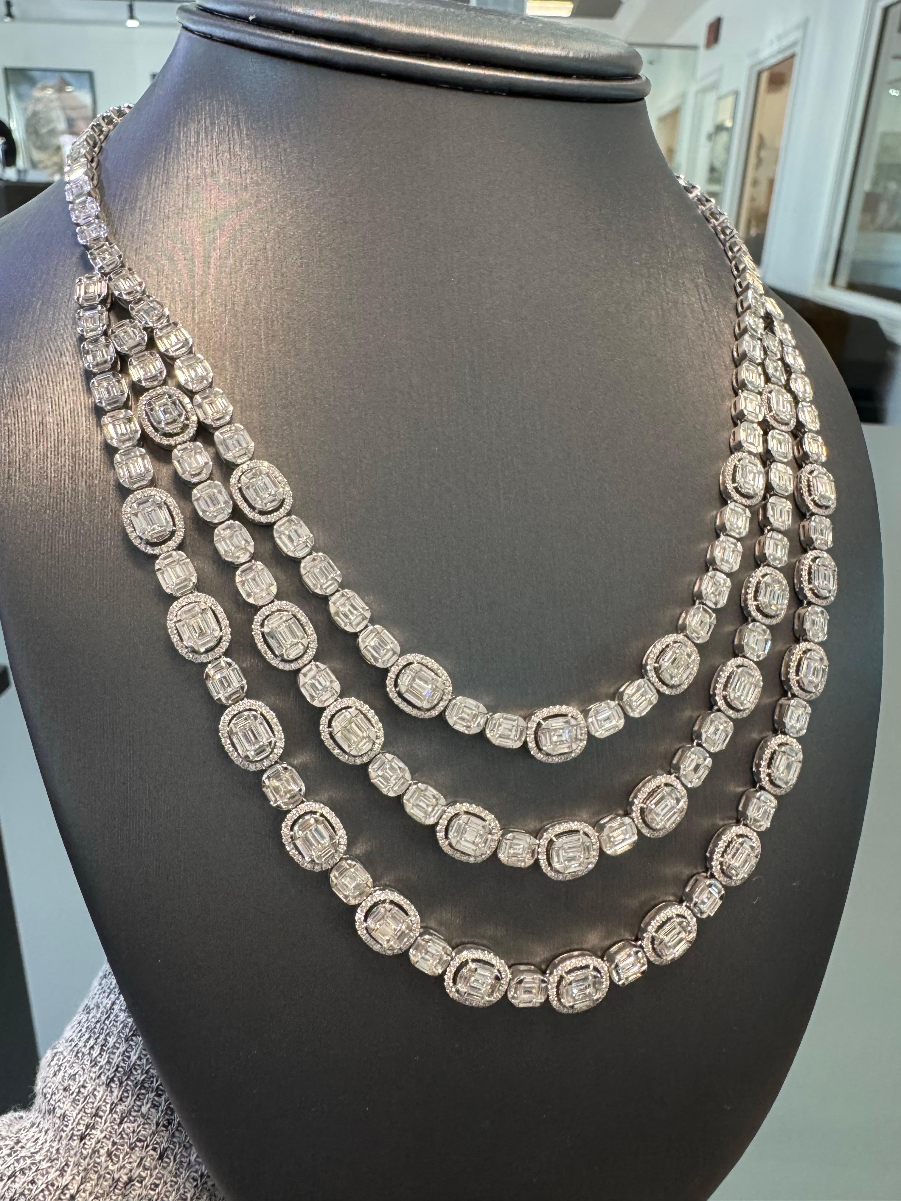 Natural 22.97 Carat Diamond Mosaic 3-Strand 18-Karat Necklace En Stock en venta 2
