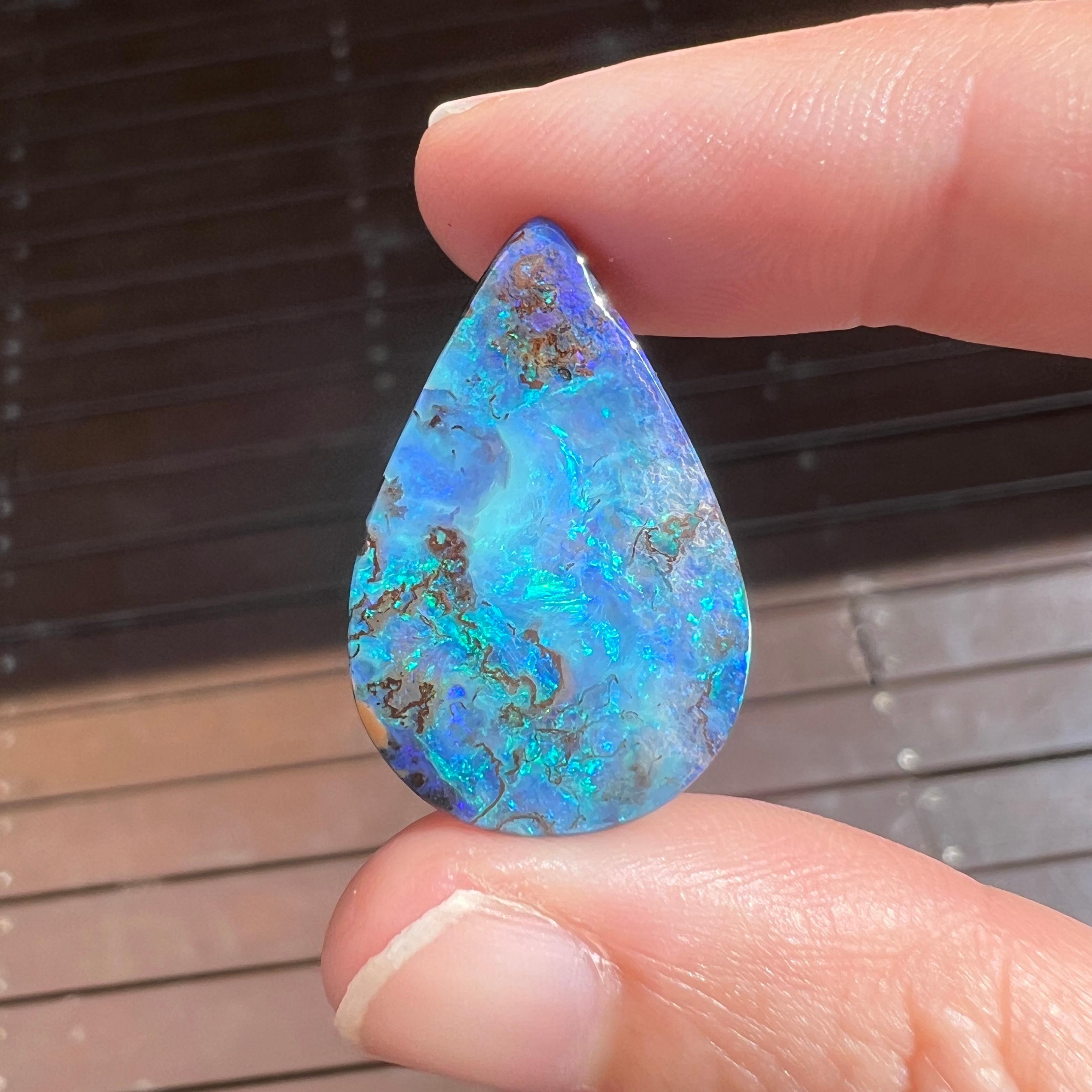 Cette magnifique opale de bloc australienne de 23,20 ct a été extraite par Sue Cooper dans sa mine d'opales de Yaraka, dans l'ouest du Queensland, en Australie, en 2021. Sue a traité elle-même l'opale brute et l'a taillée en forme de grosse larme.