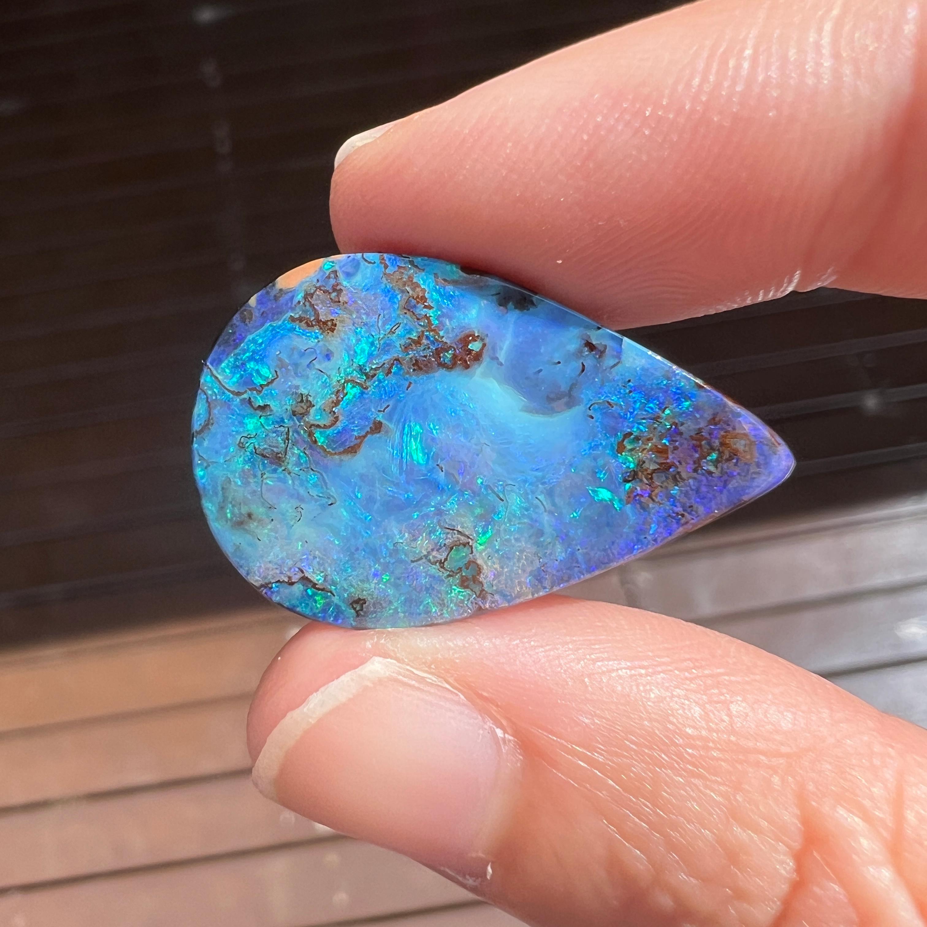 Grande opale rocheuse en forme de goutte d'eau 23,20 carats extraite par Sue Cooper Pour femmes en vente