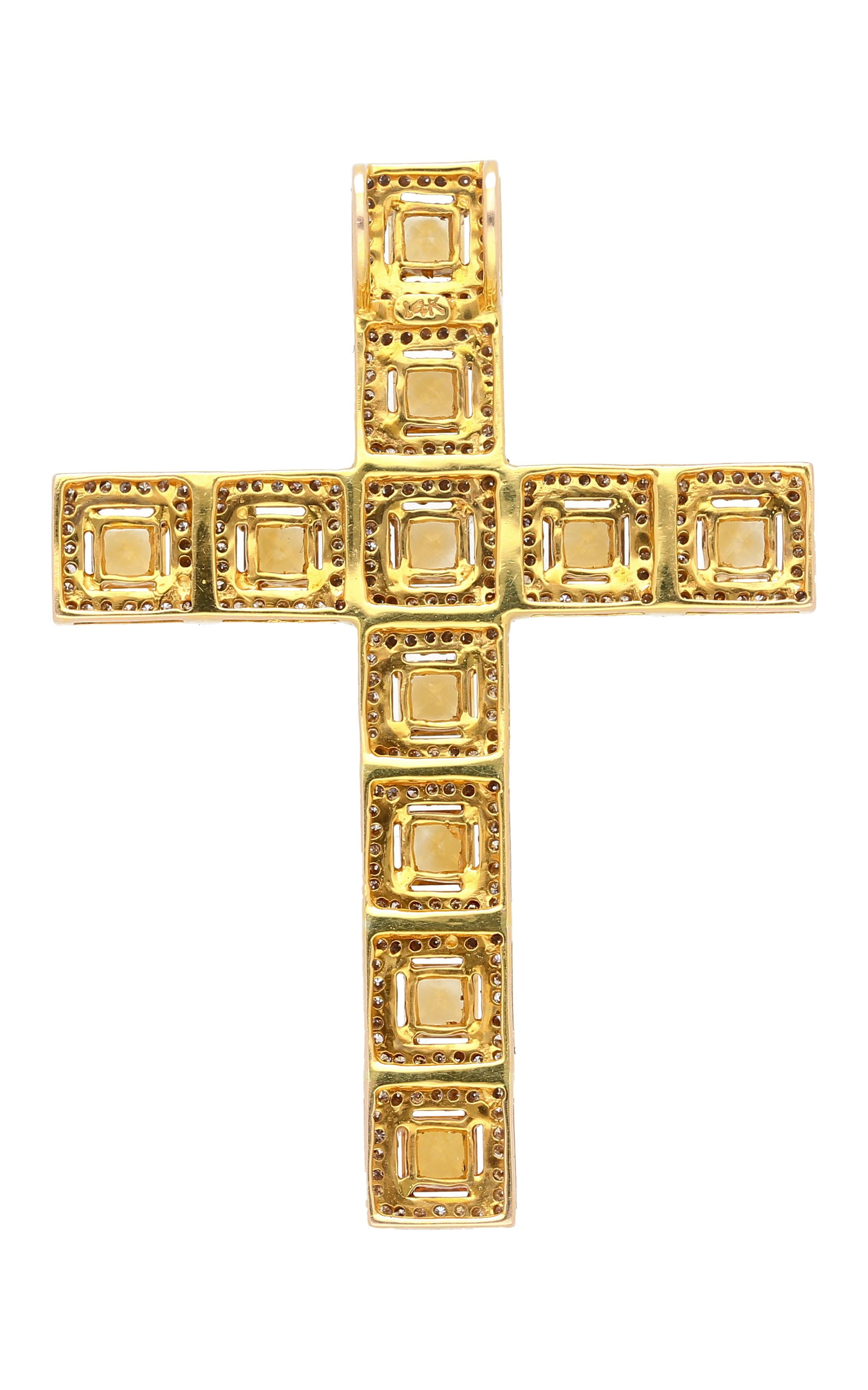 Ce captivant pendentif en forme de croix en or jaune 14k est orné de saphirs jaunes de taille princesse d'une valeur totale de 2,33 carats, entourés d'un halo de diamants blancs. Un pendentif à motif de croix qui éblouit par toutes ses facettes.