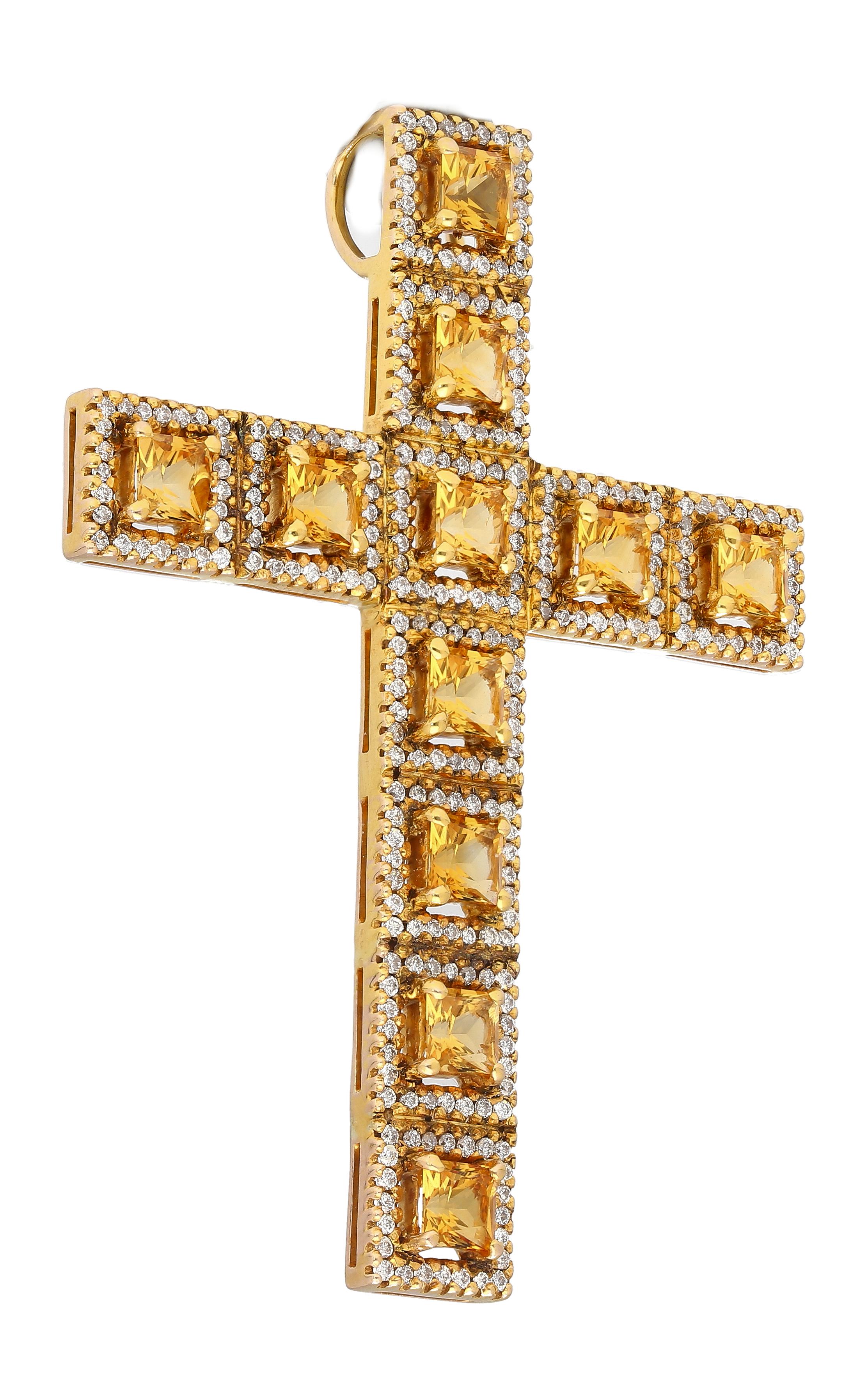 Taille princesse Nature 2.33 Carat Princesse Saphir jaune et diamant Halo pendentif croix en vente