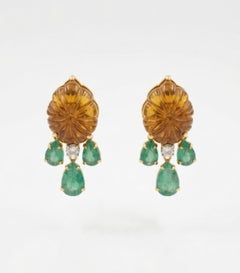 Pendiente de oro de 18 quilates con una esmeralda natural de 23,41 quilates y un diamante de 0,41 quilates