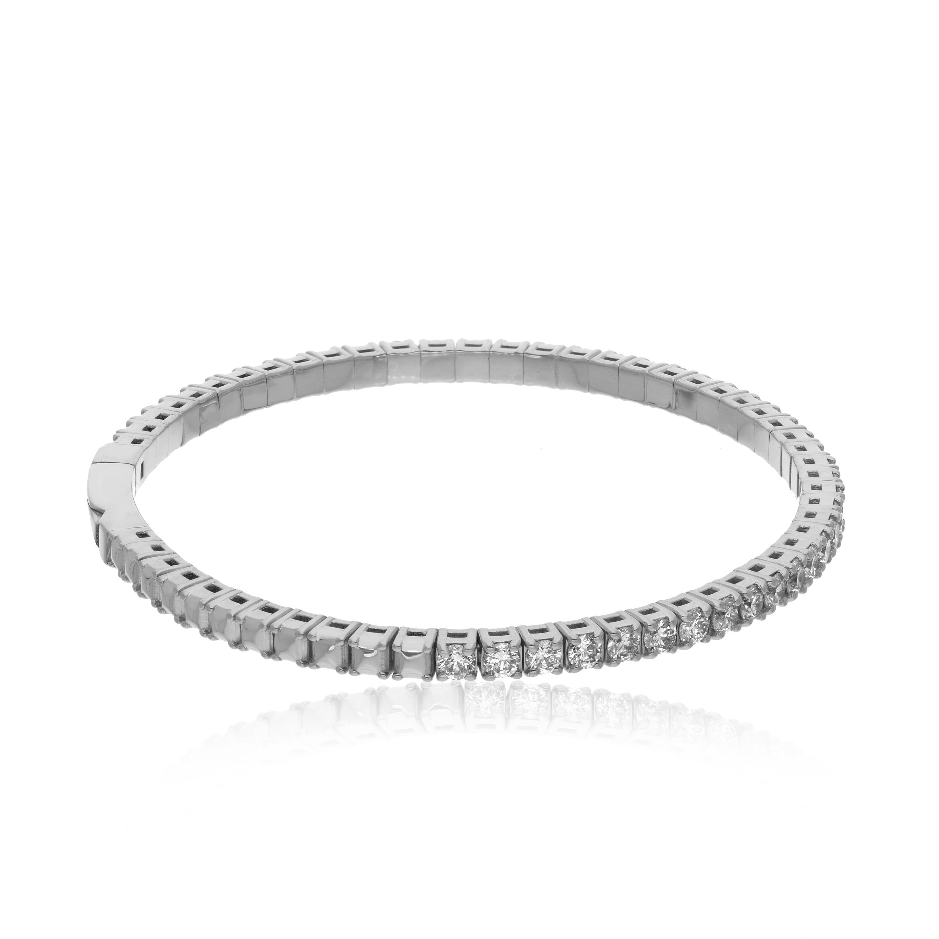 Natural 2.35 Carat Pave Diamond Bangle Bracelet 14 Karat White Gold Fine Jewelry In New Condition For Sale In Diera, Dubai