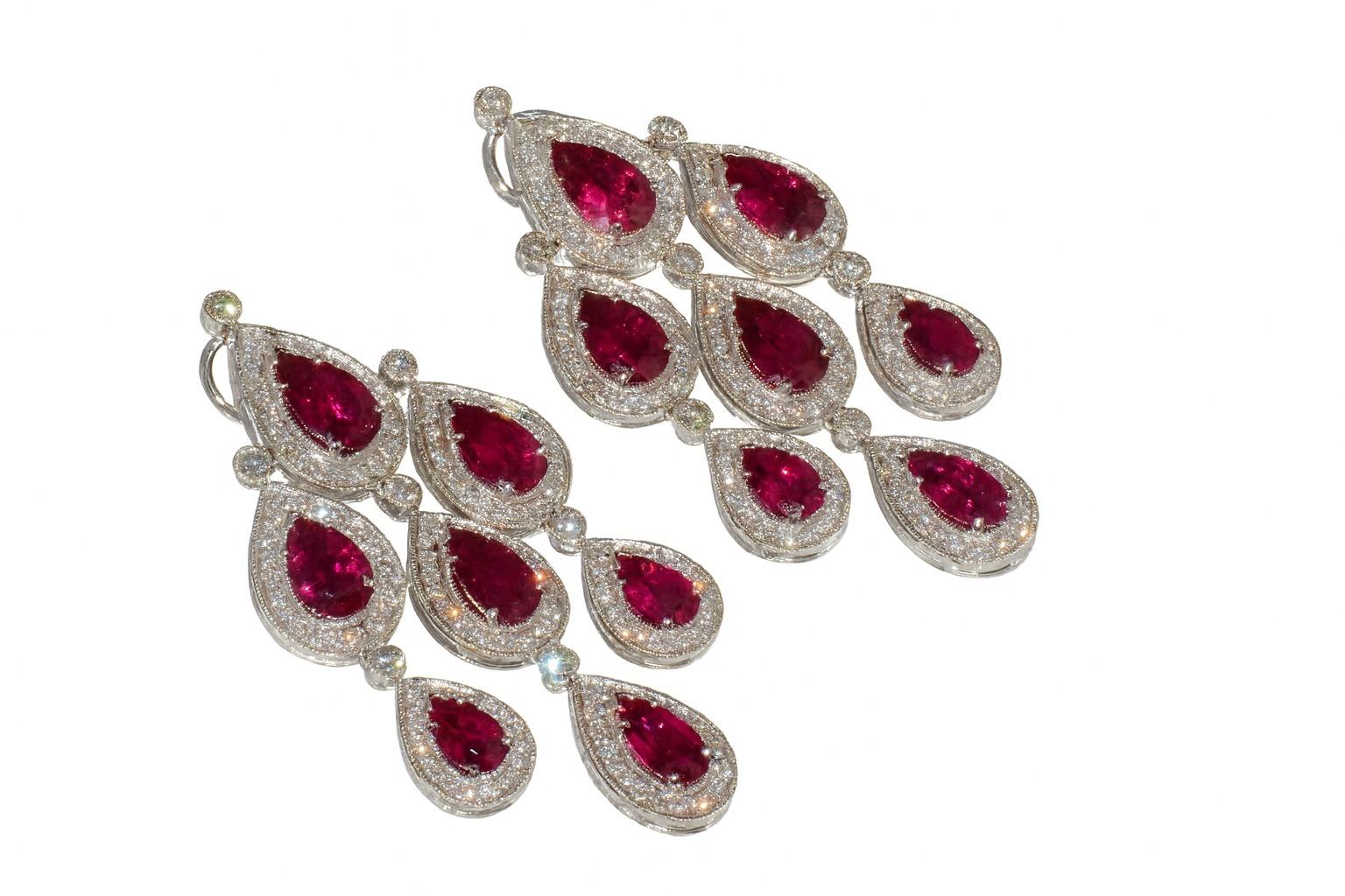 Natürliche 23,53 Karat Rubellit Turmalin & Diamant Chandelier Halo Ohrringe (Zeitgenössisch) im Angebot