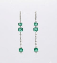 Boucles d'oreilles en or blanc 14 carats, ornées d'une émeraude naturelle de 2,41 carats et d'un diamant de 0,35 carat