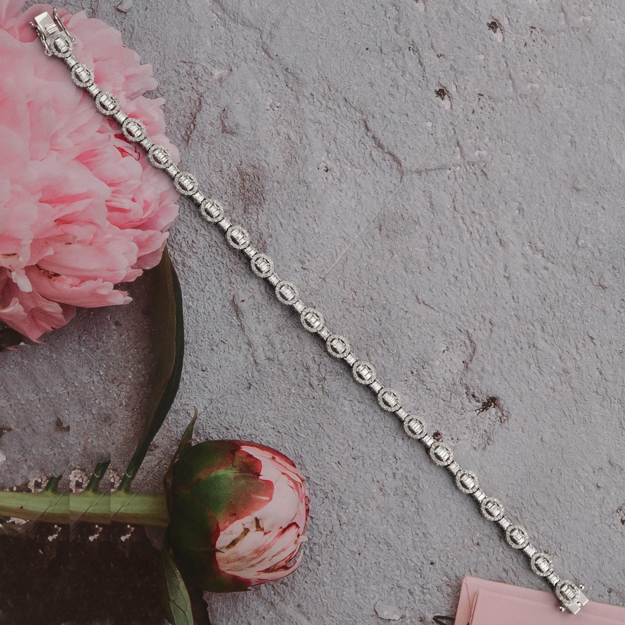 Bracelet en or blanc 10 carats avec diamants baguettes naturels de 2,42 carats SI/H en vente 4