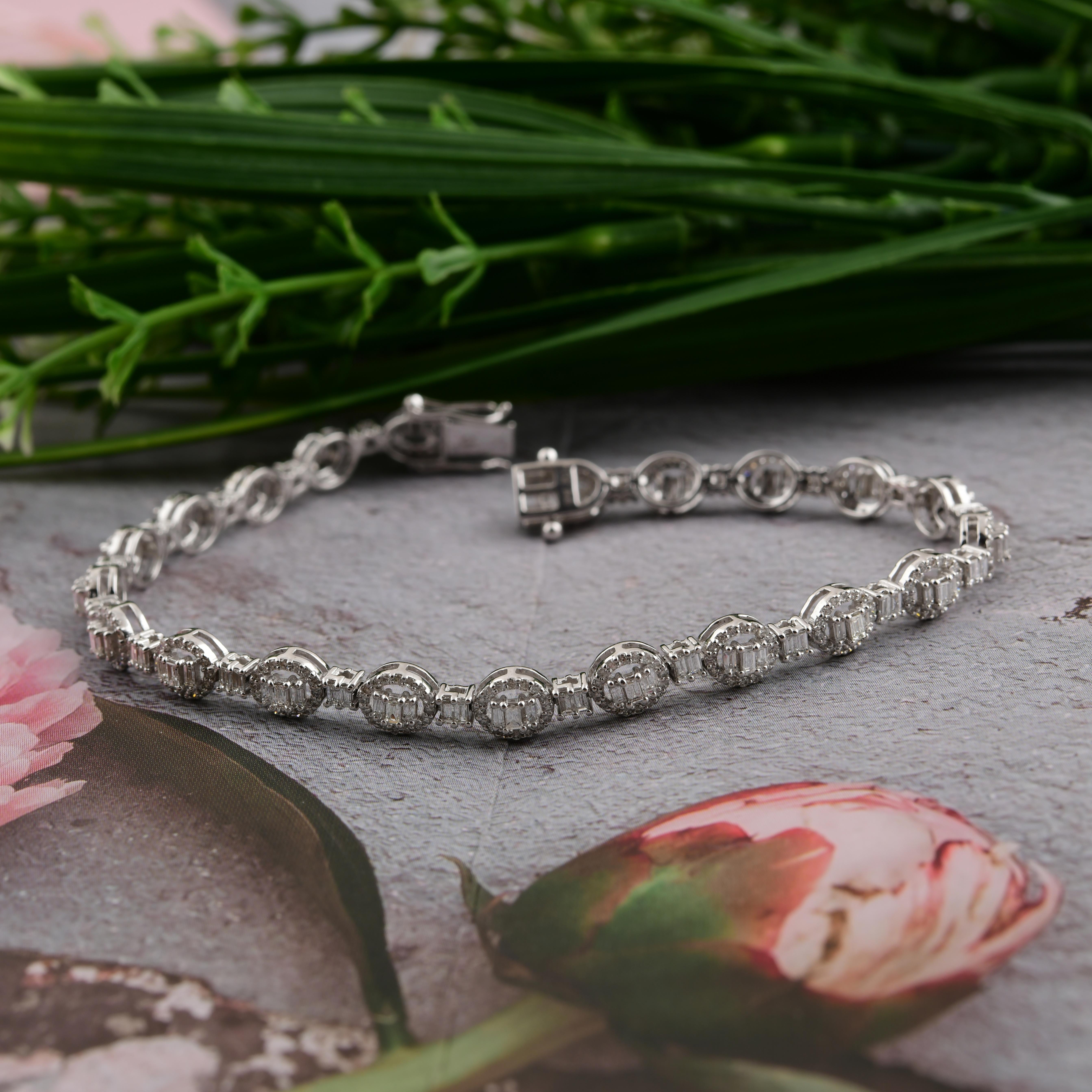 Bracelet en or blanc 10 carats avec diamants baguettes naturels de 2,42 carats SI/H Neuf - En vente à Diera, Dubai